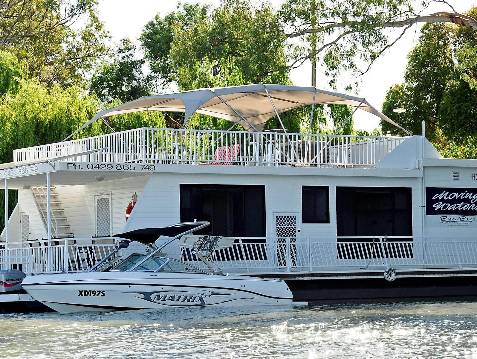 Boats and Bedzzz - Moving Waters hire and drive houseboat