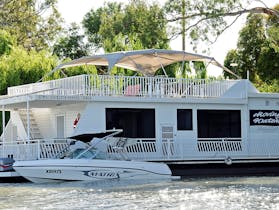 Boats and Bedzzz - Moving Waters hire and drive houseboat