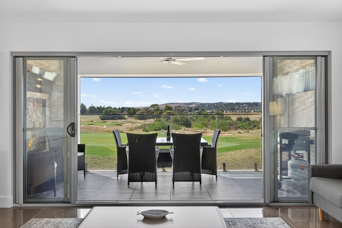 Greenside on Vines - Kitchen Dining with Golf Views