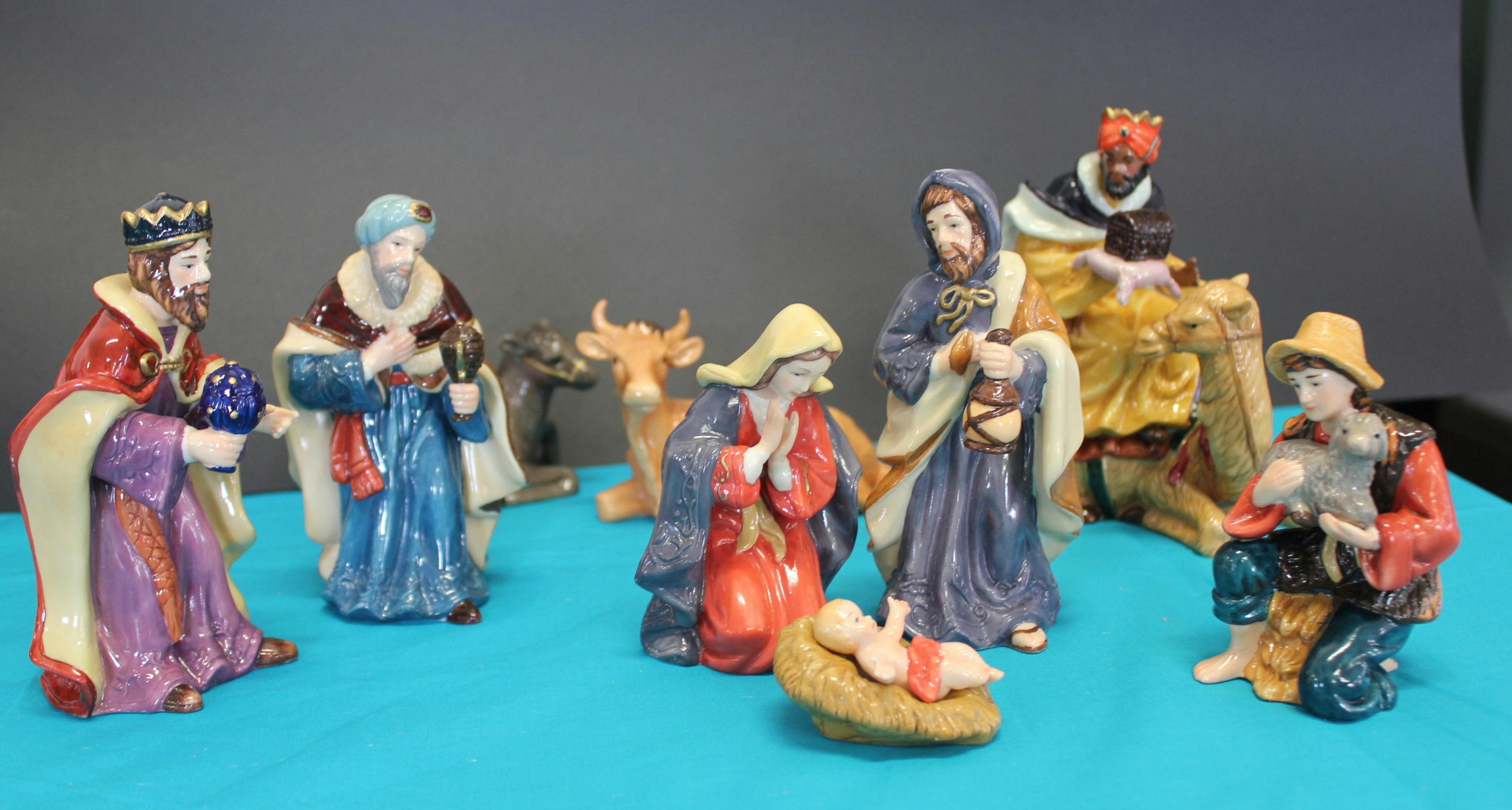 Ceramic figures in Renaissance costume