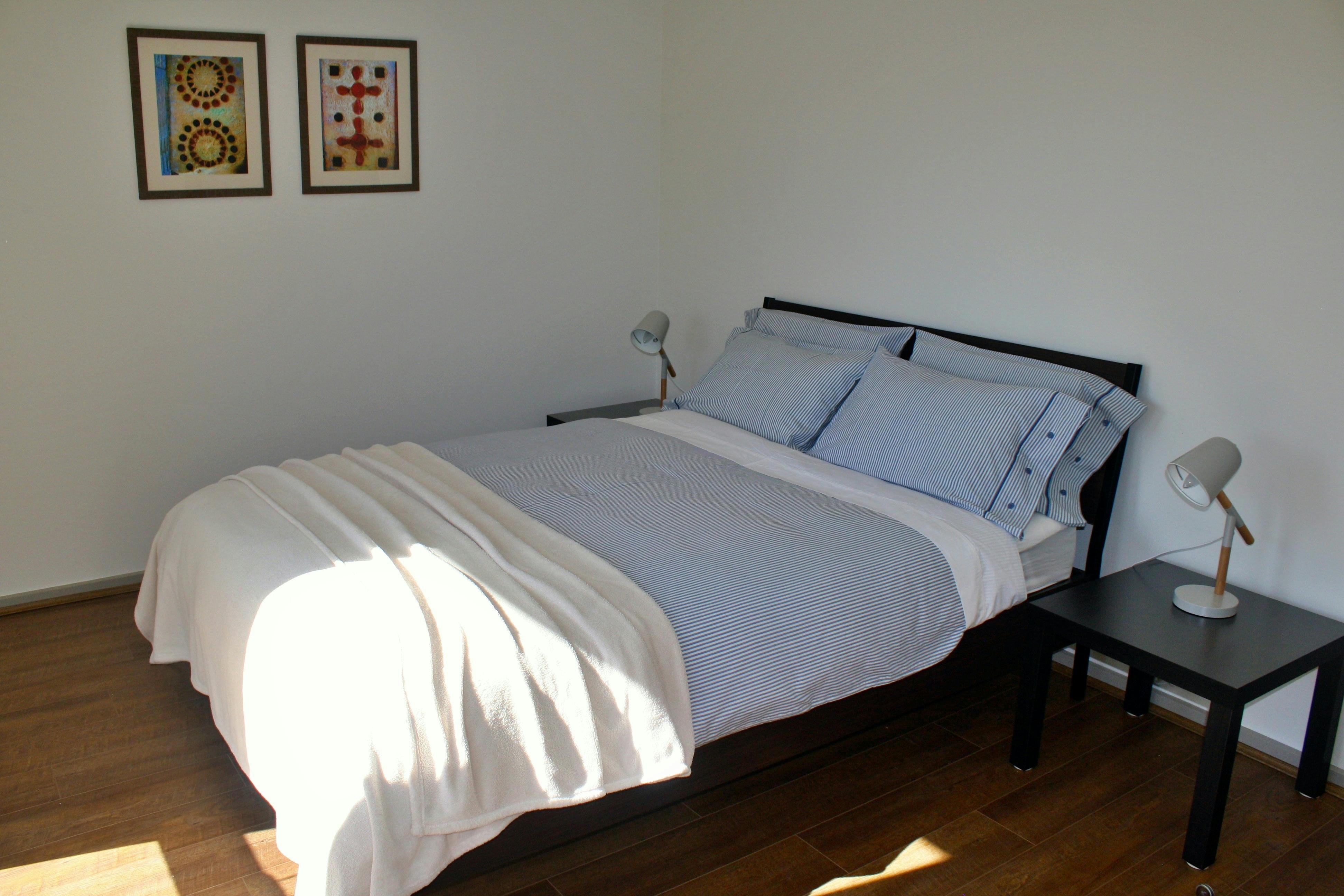 실내 욕실이 있는 마스터 침실