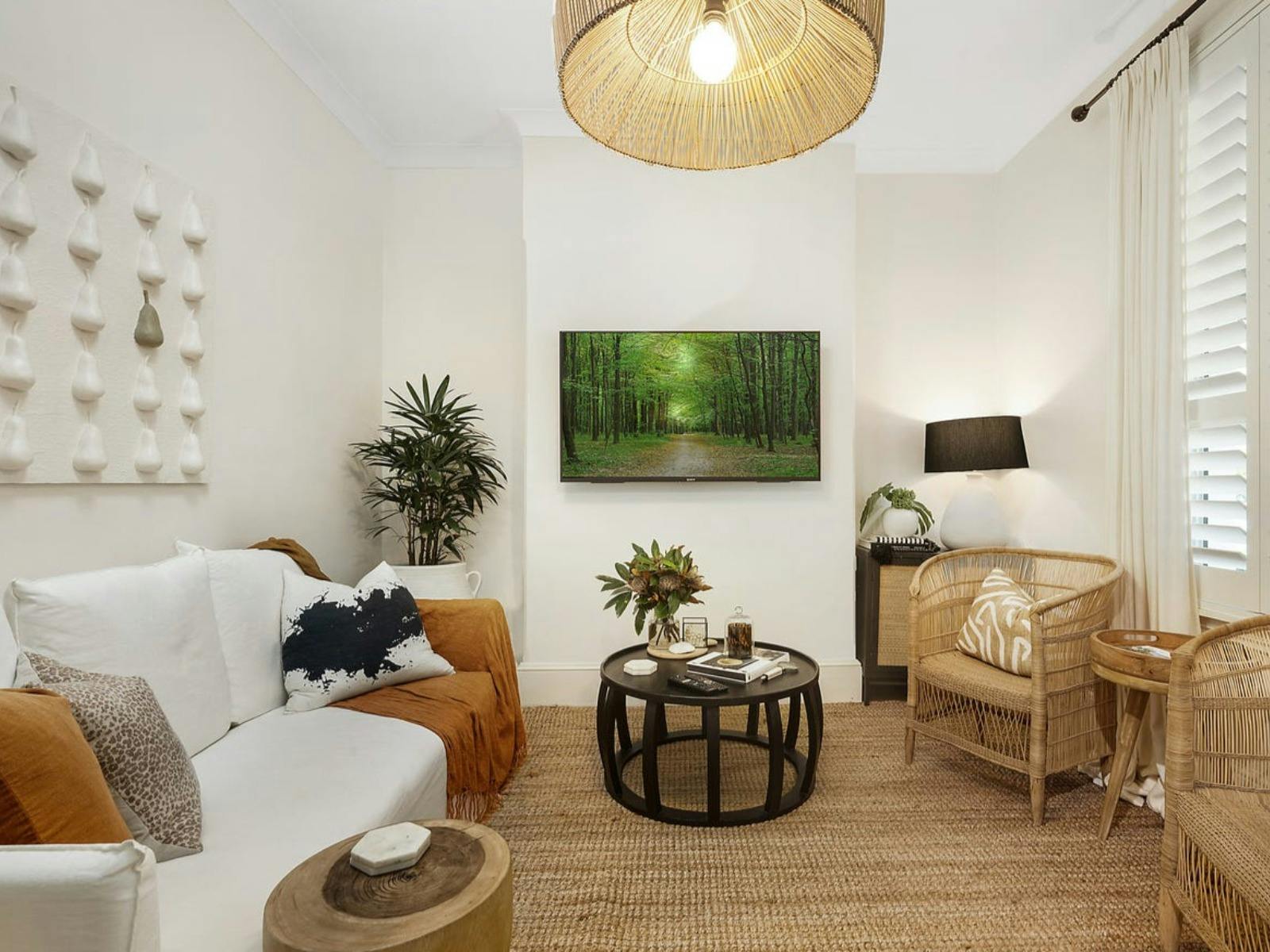 テレビ付きの4～5席を備えたスタイリッシュでモダンなラウンジエリア。