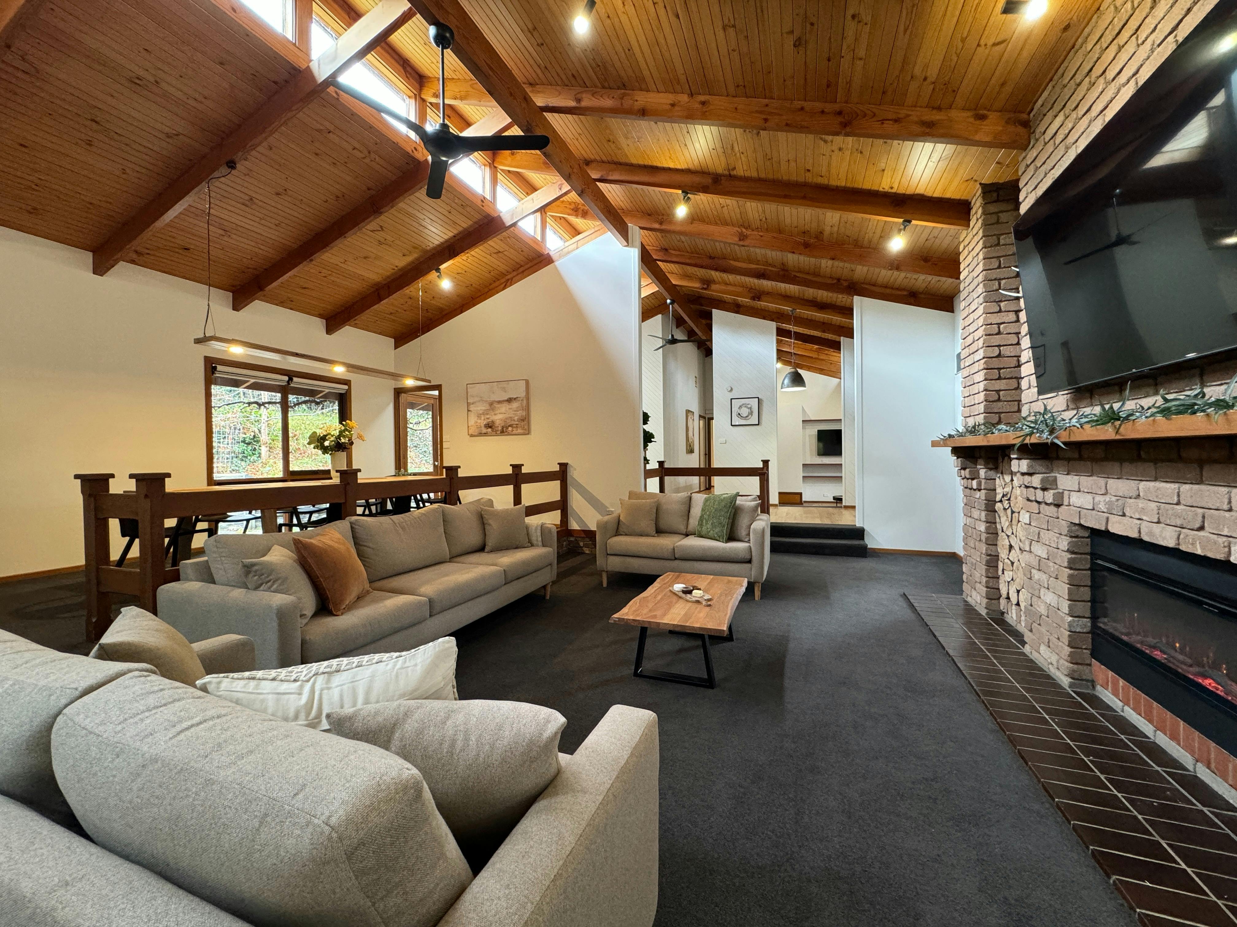 Mountbatten Lodge - Lounge Room | Tasman Holiday Parks - Bright