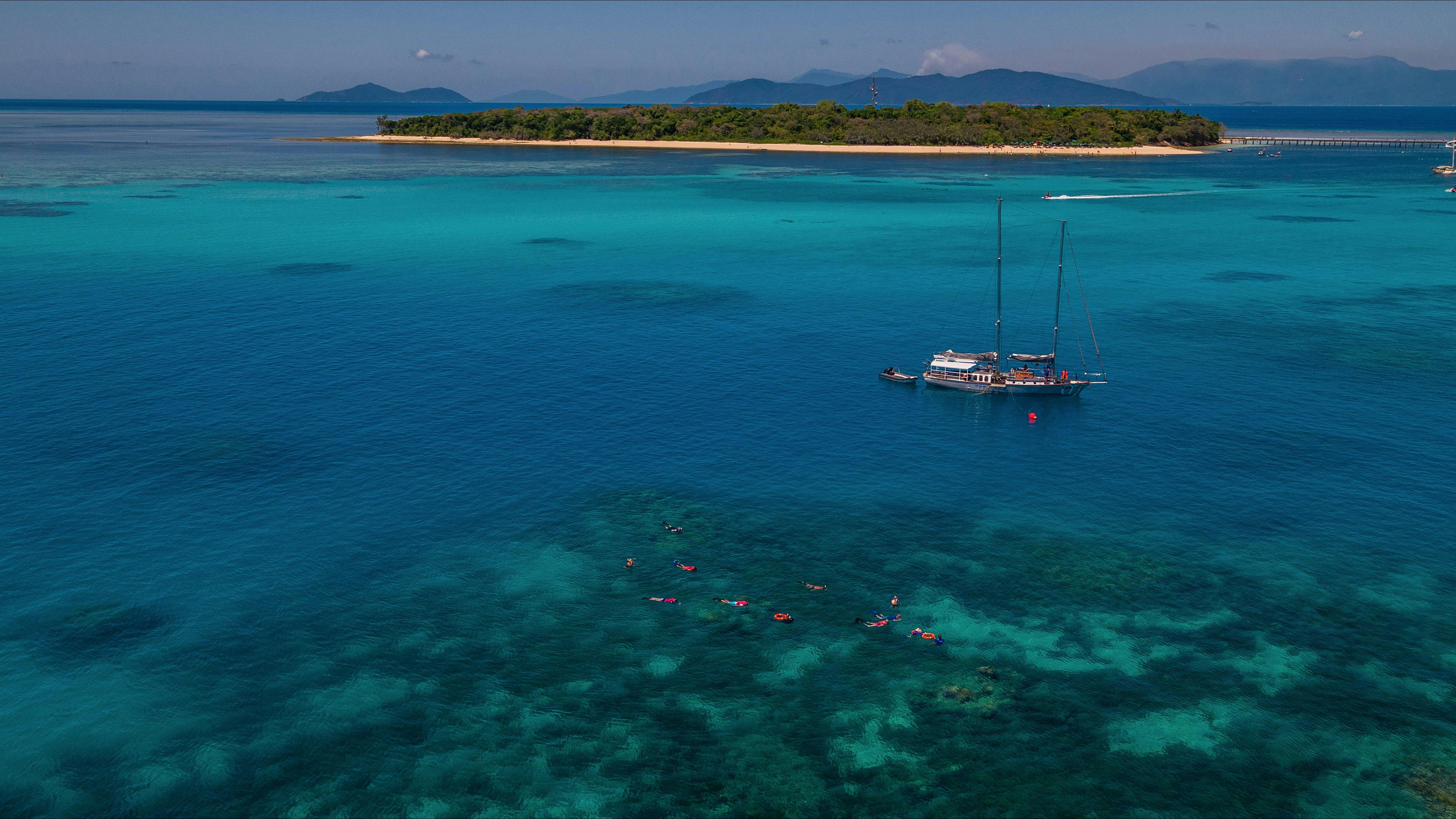 Ocean Free moored at private "Pinnacle Reef"