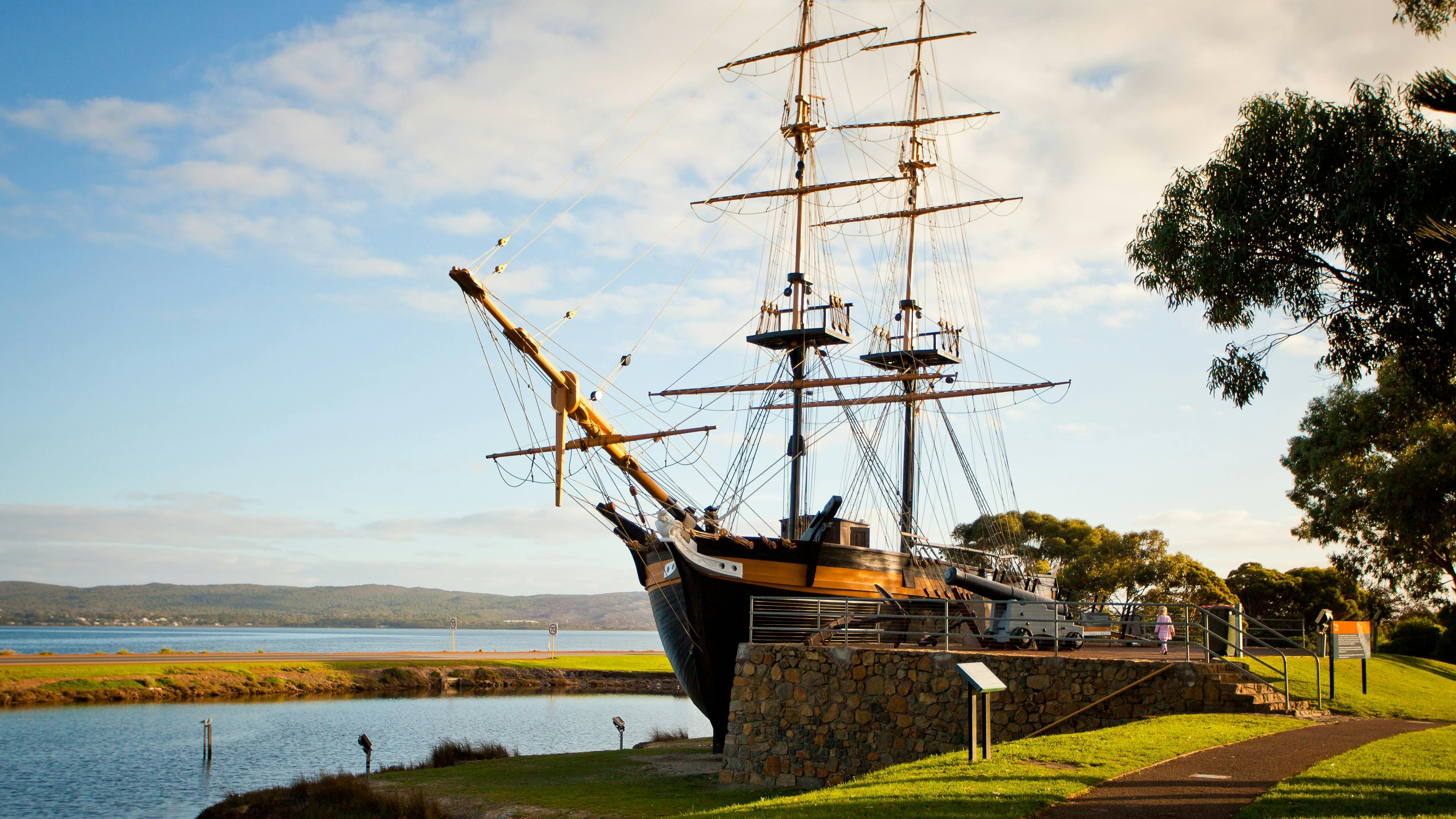 帆船アミティ号のレプリカ (Replica of the Brig Amity