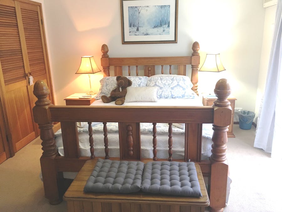 Queen Bed, ensuite bathroom, sleeps 2