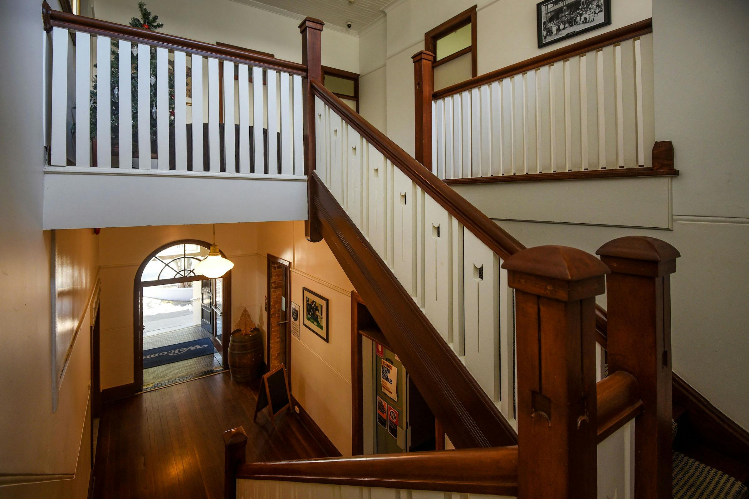 Pier Hotel Coffs Harbour - Staircase