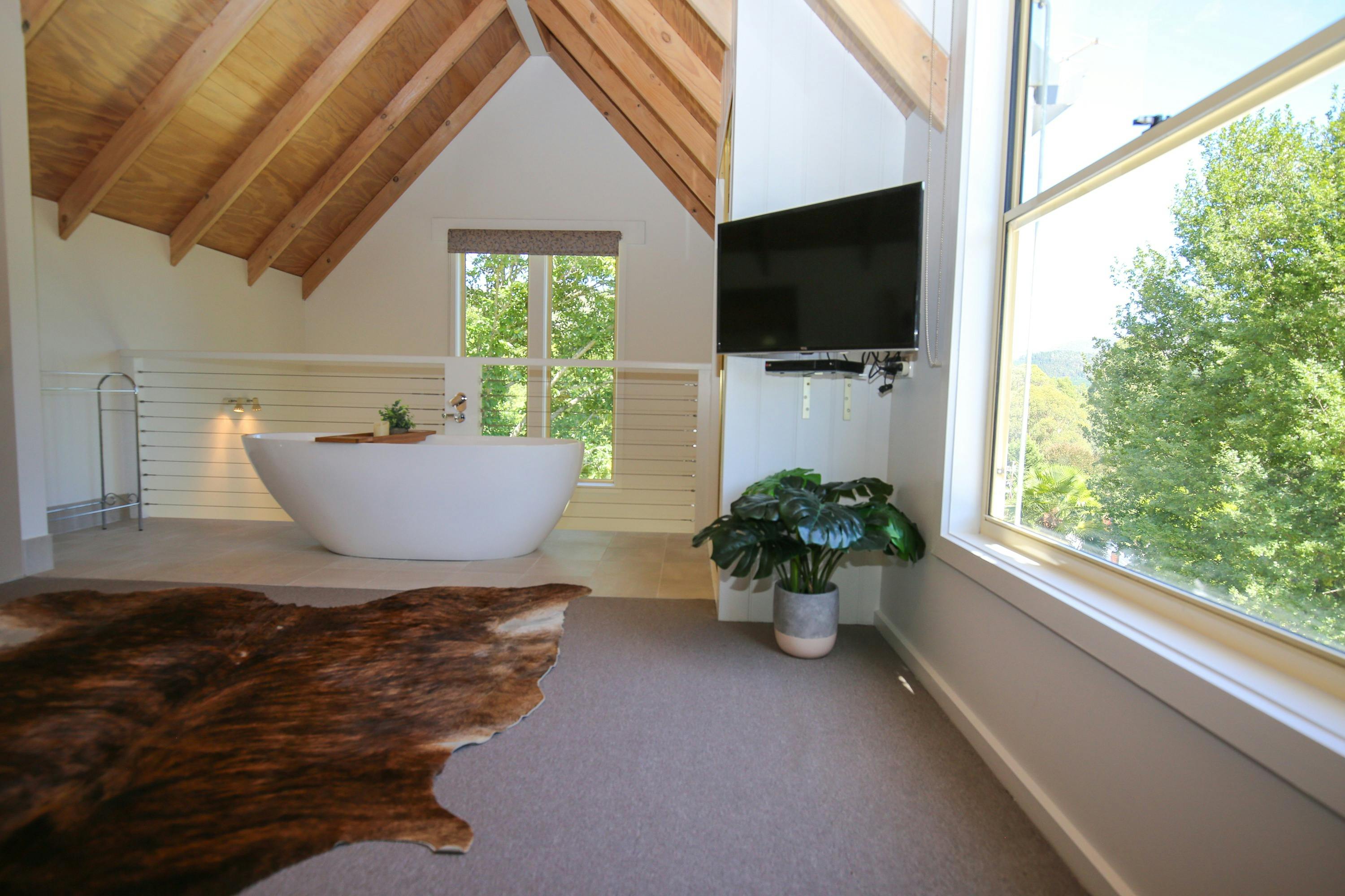 Bath in Master Bedroom at Bonnie's Cottage with Alpine Valley Getaways