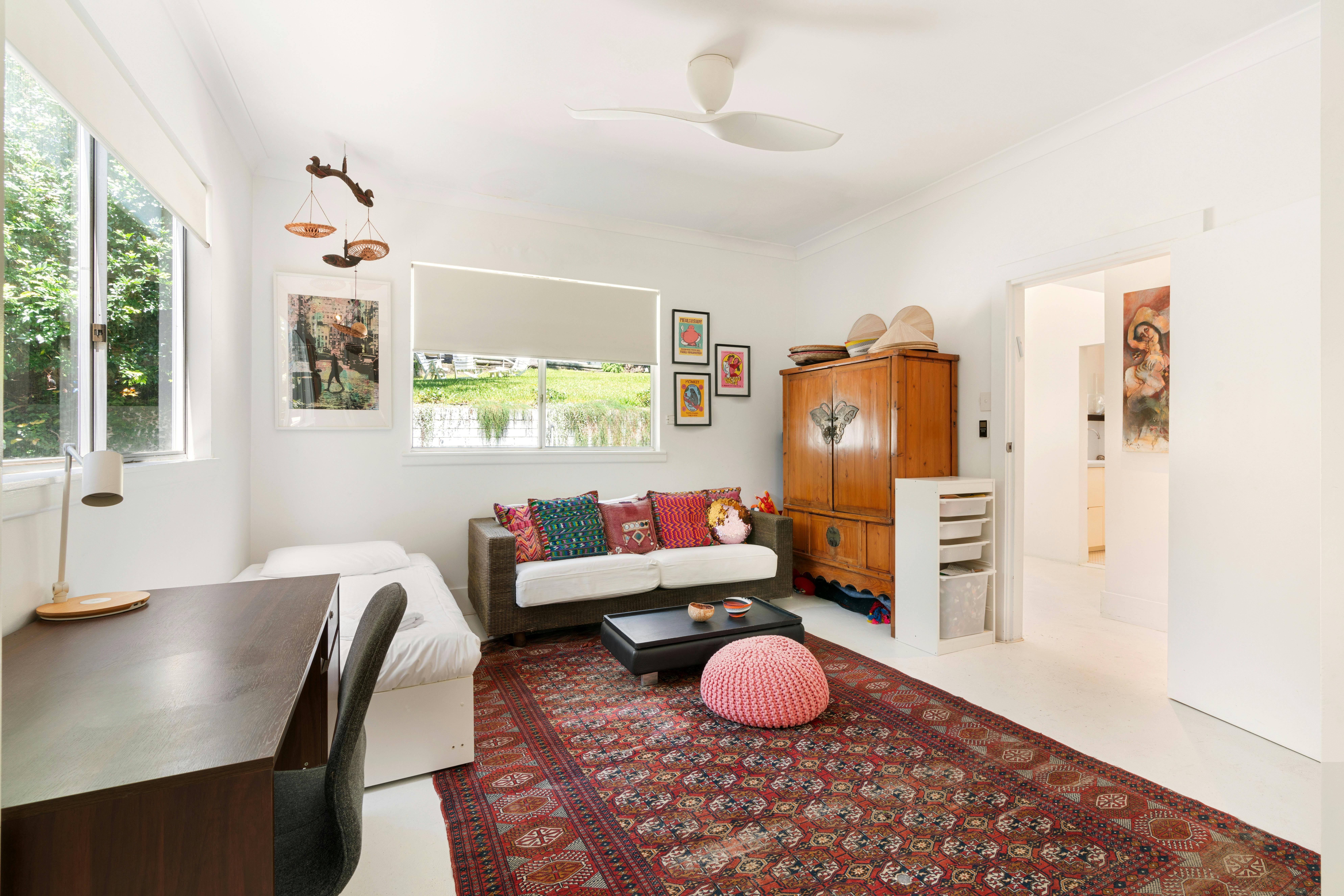 臥室擁有明亮的氛圍、不拘一格的裝飾和舒適的床鋪。