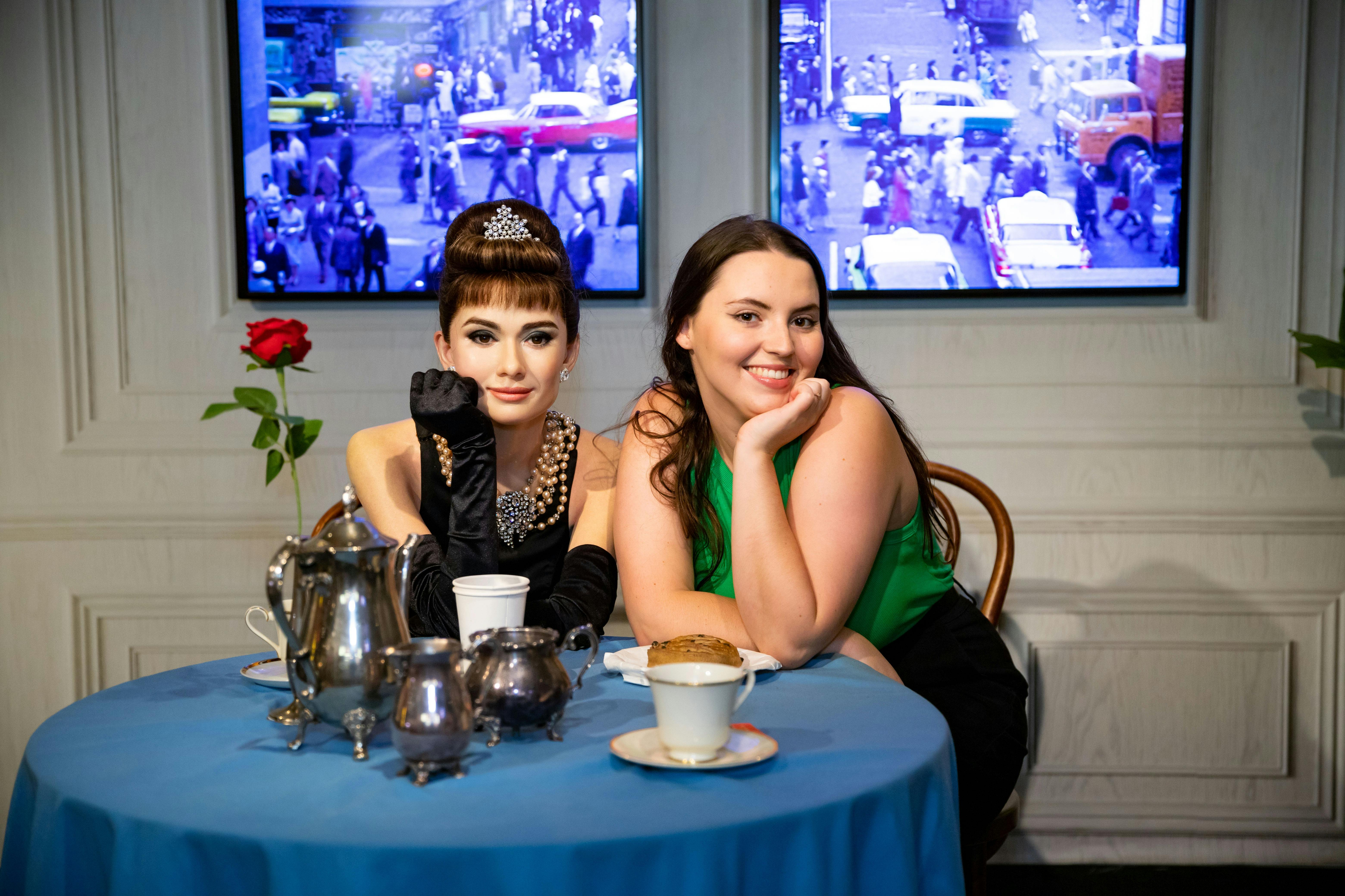 Gast posiert mit Audrey Hepburn