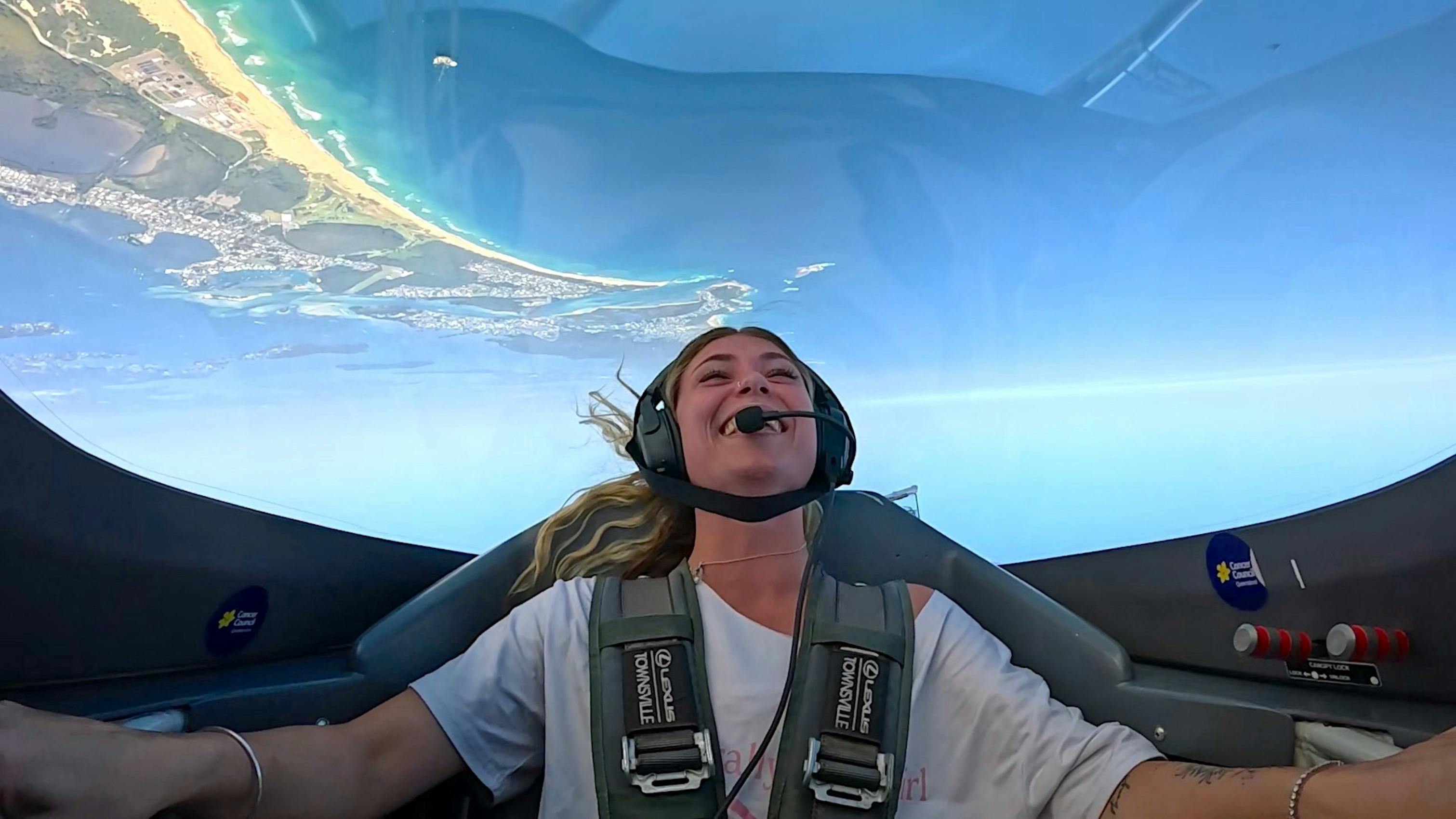 乔伊，一位乘坐航班的乘客，正在享受她人生中最美好的时光