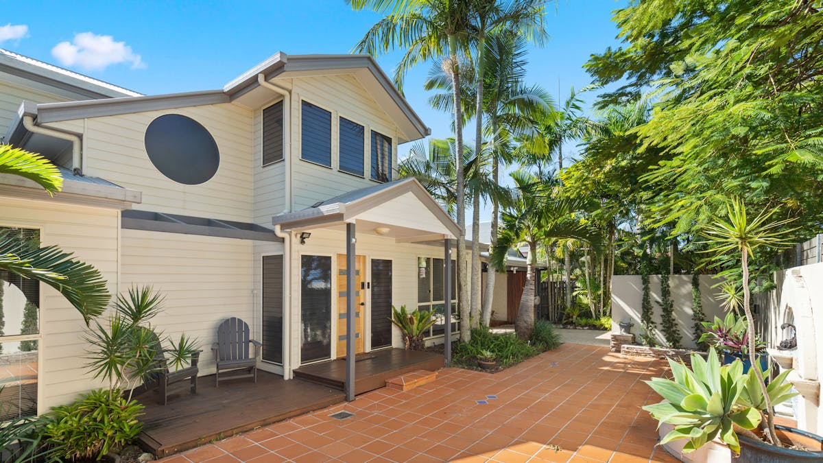 5 bedrooms set over two levels 5 bedrooms set over two levels