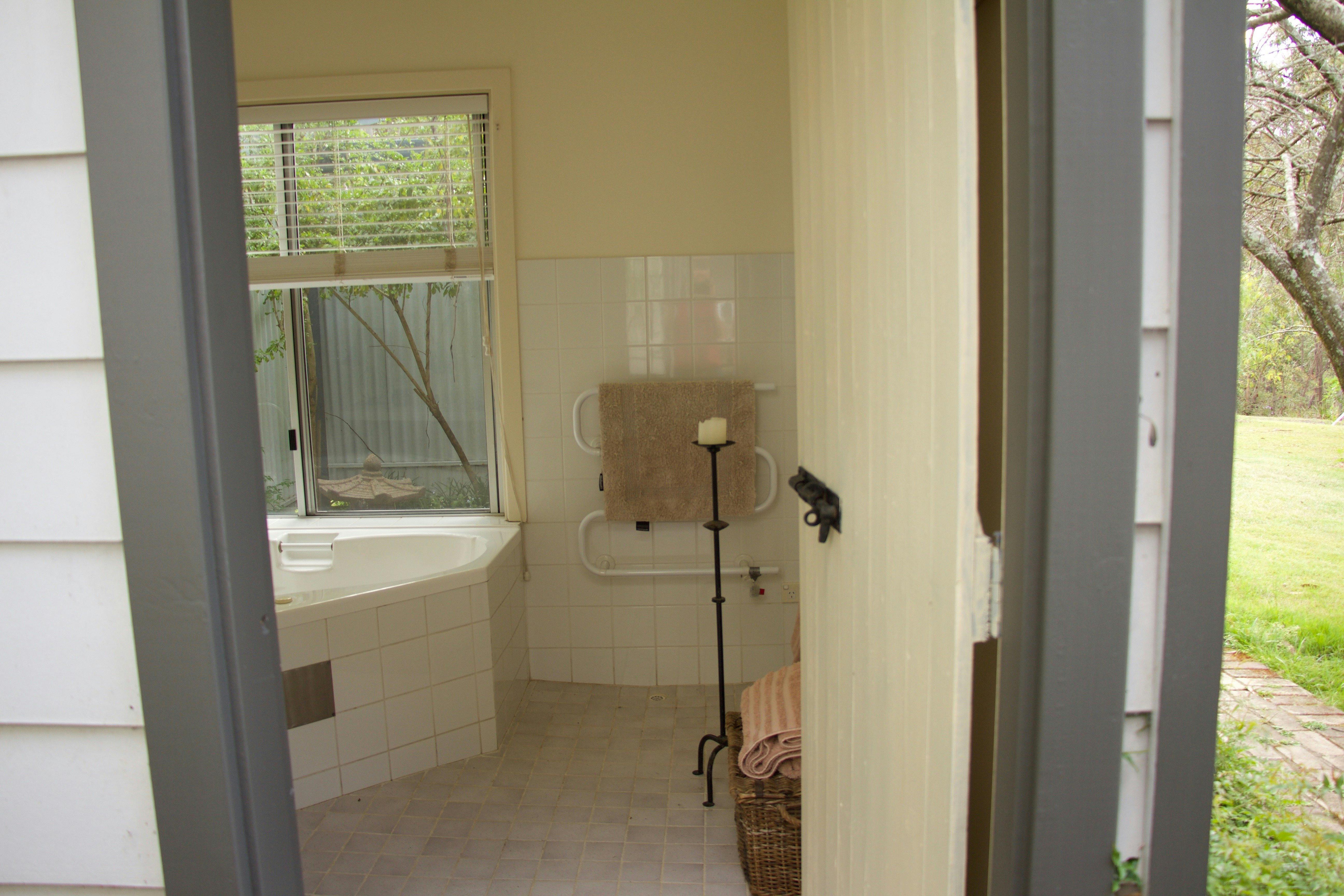 各キャビンには、筋肉を落ち着かせ、体をリラックスさせるためのバスソルト付きのダブルスパバスがあります。