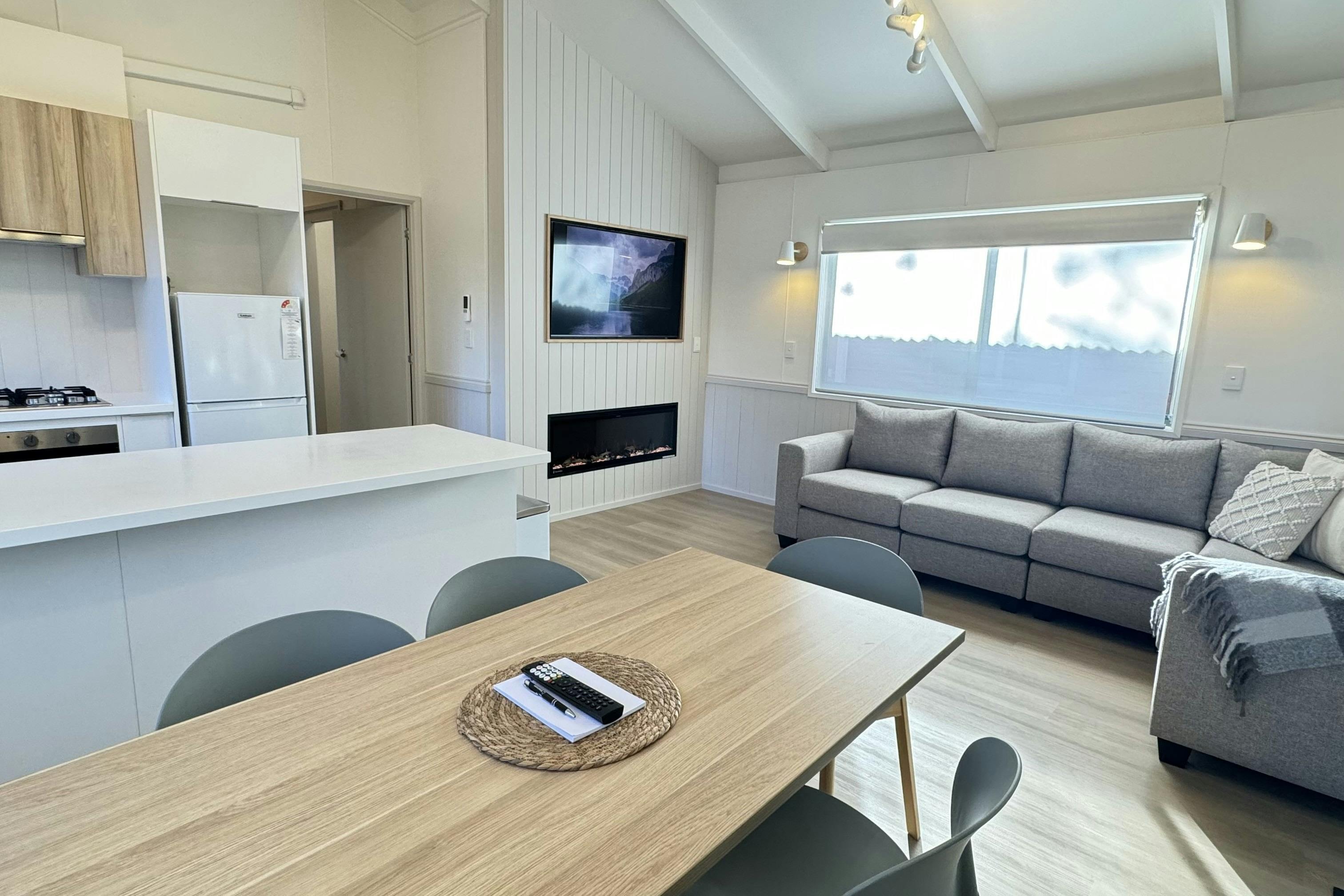 Deluxe 3BR Villa | Tasman Holiday Parks - Bright