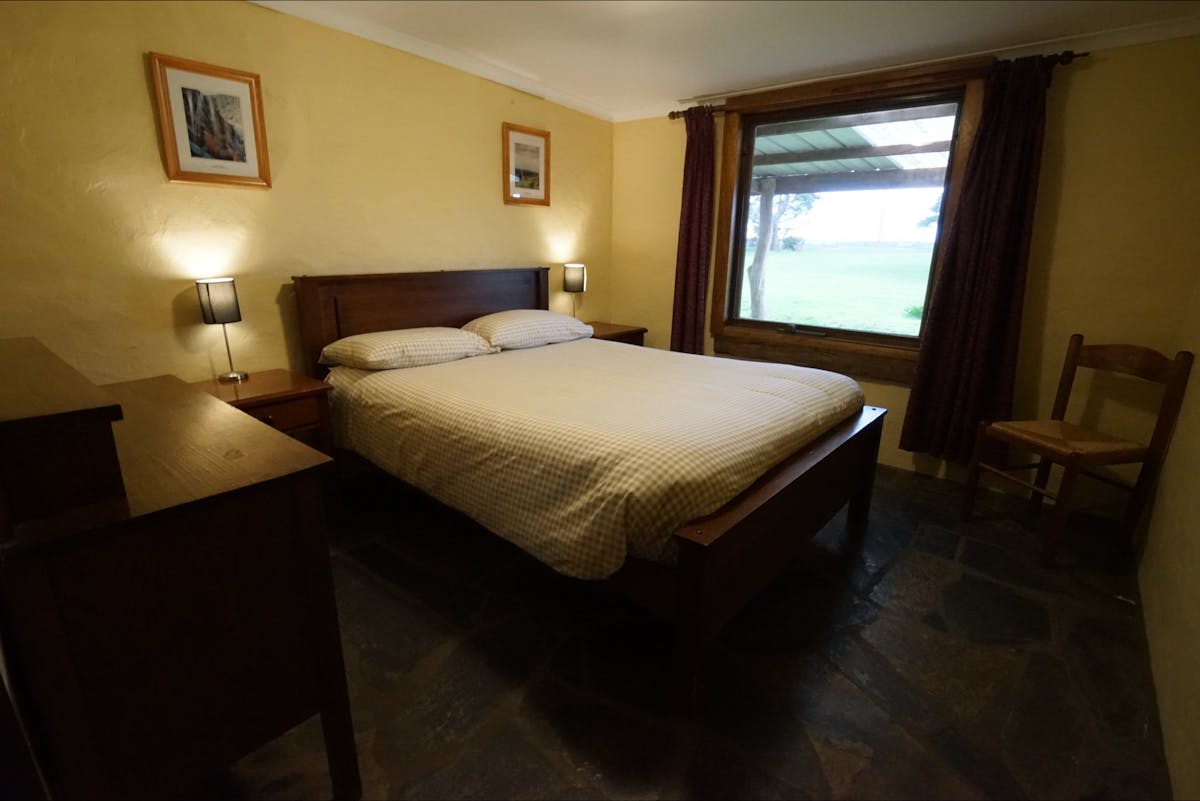 Double bedroom with dutchess and sidetables