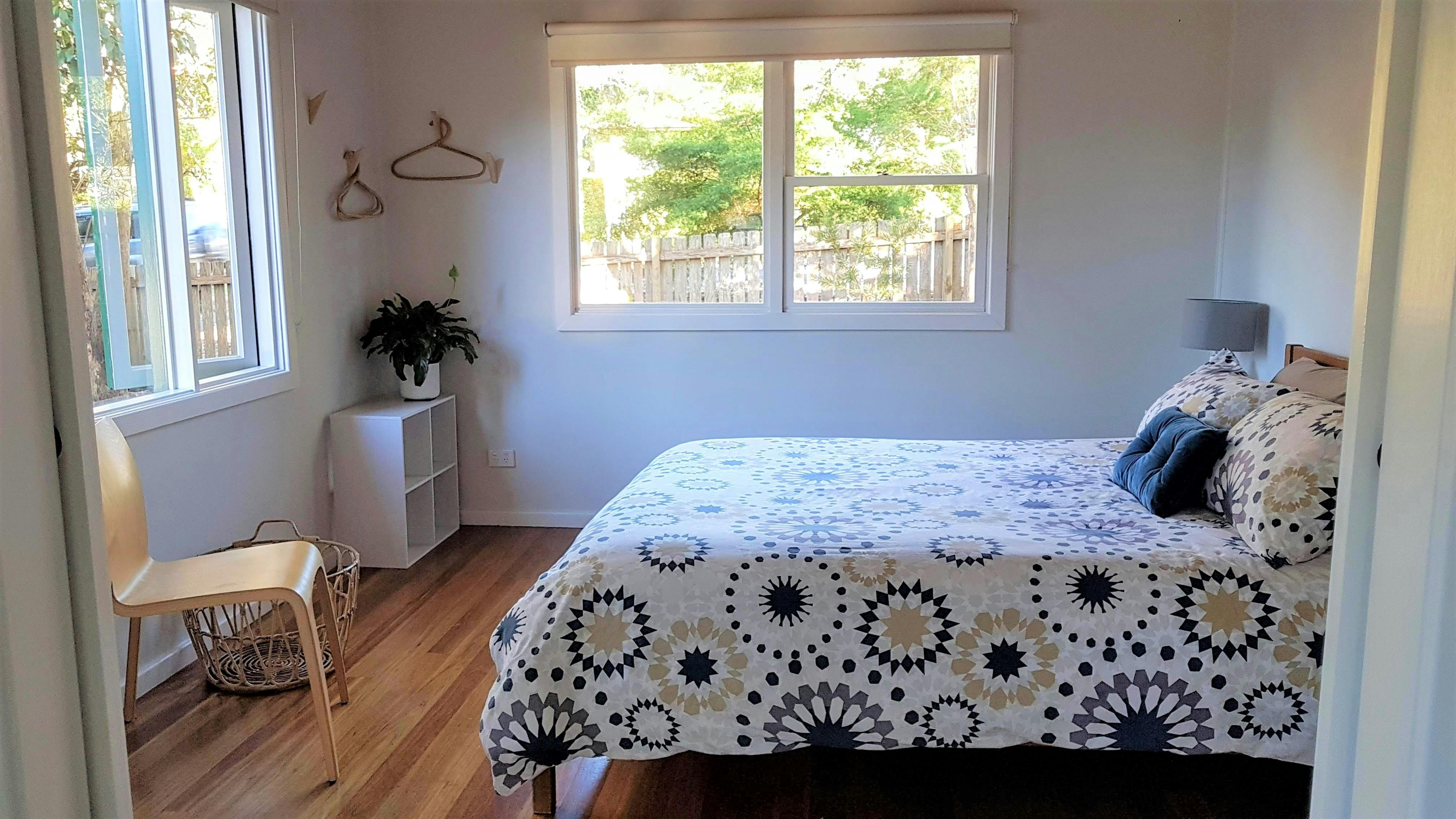 블루마운틴 게스트하우스 메인 침실 퀸사이즈 침대