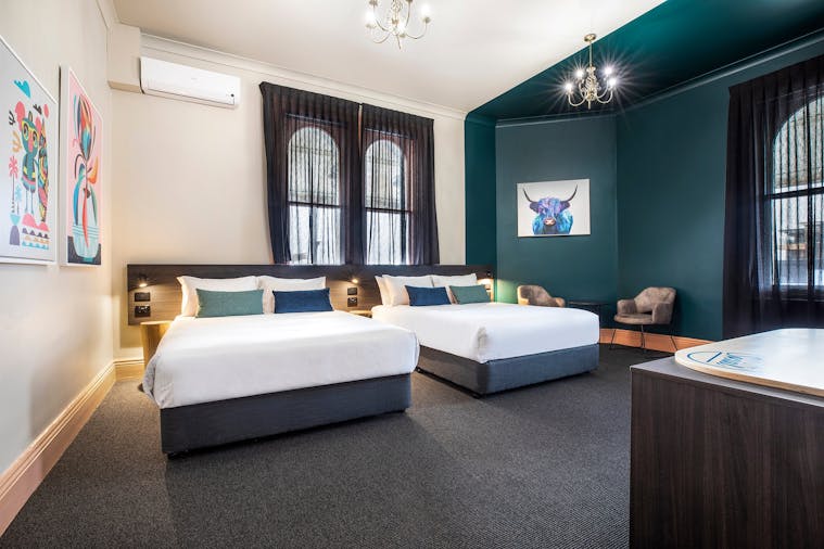 Studio Twin Queen shared bathroom facilities