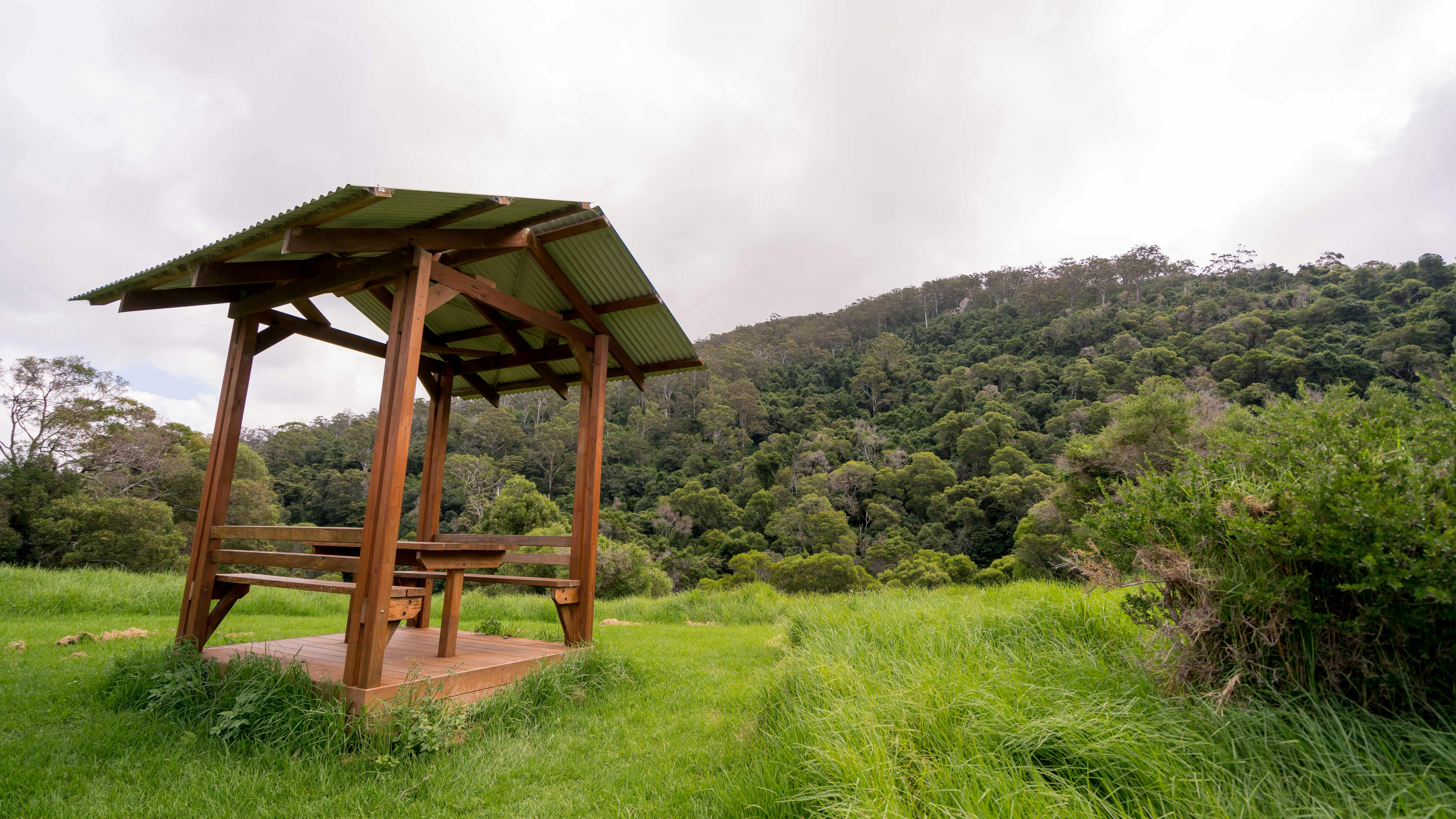 Picnic table on the loop walk