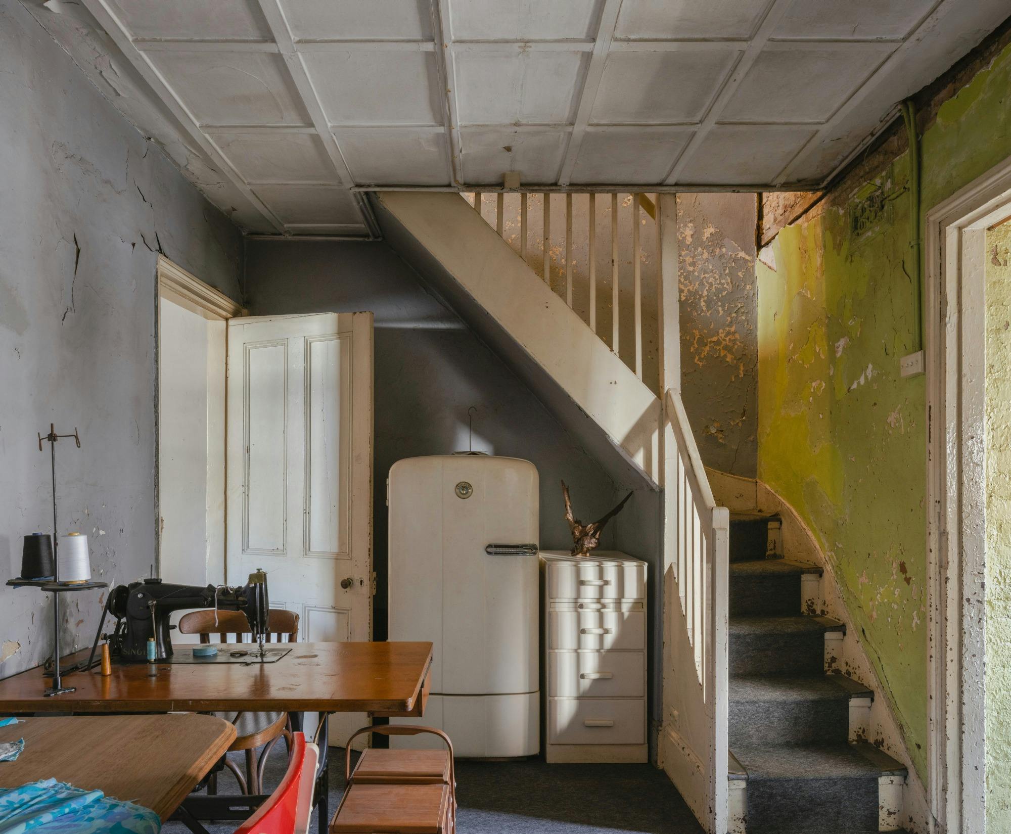 階段を上る歴史あるキッチン