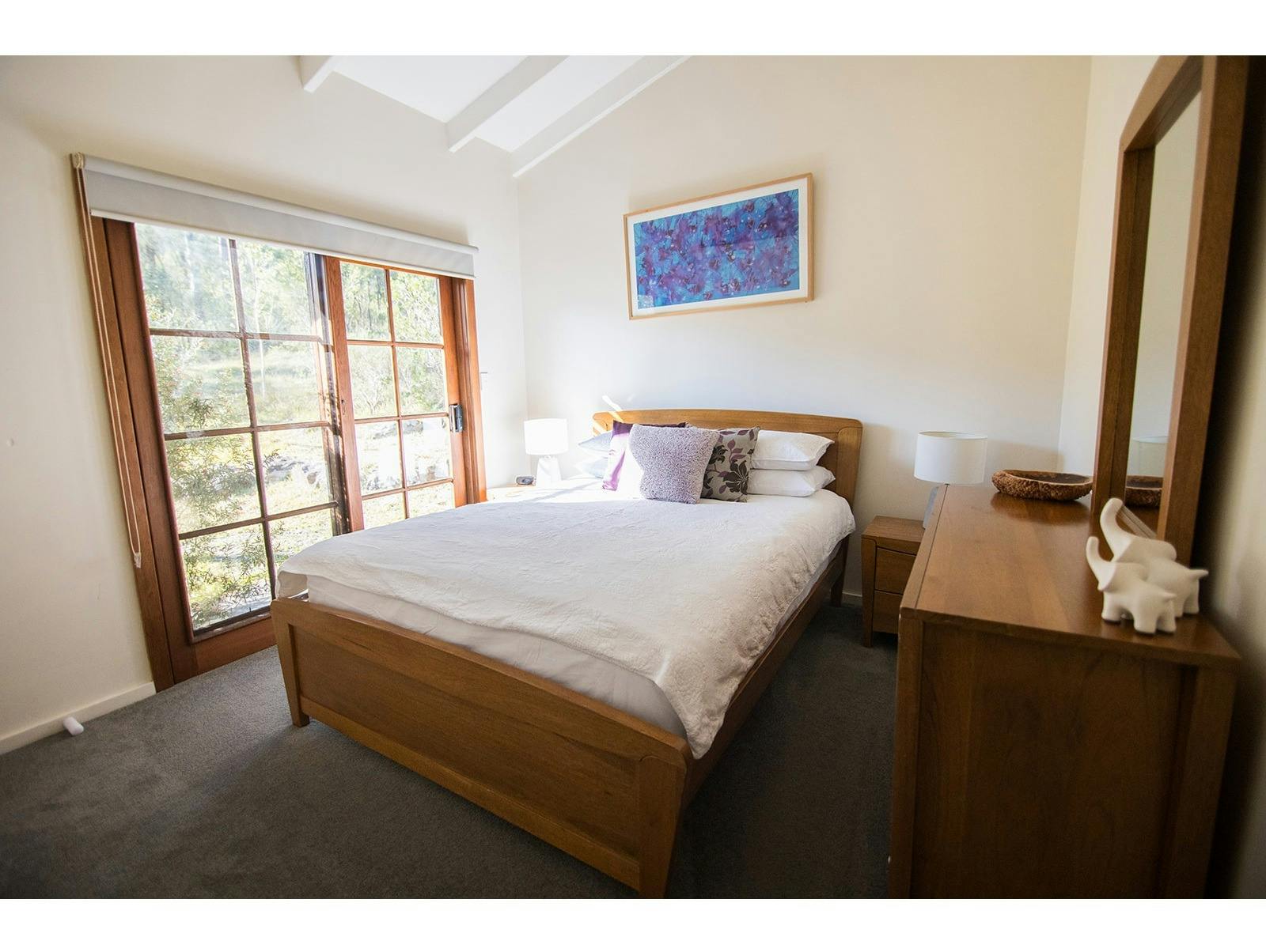 主卧配有双人床和梳妆台