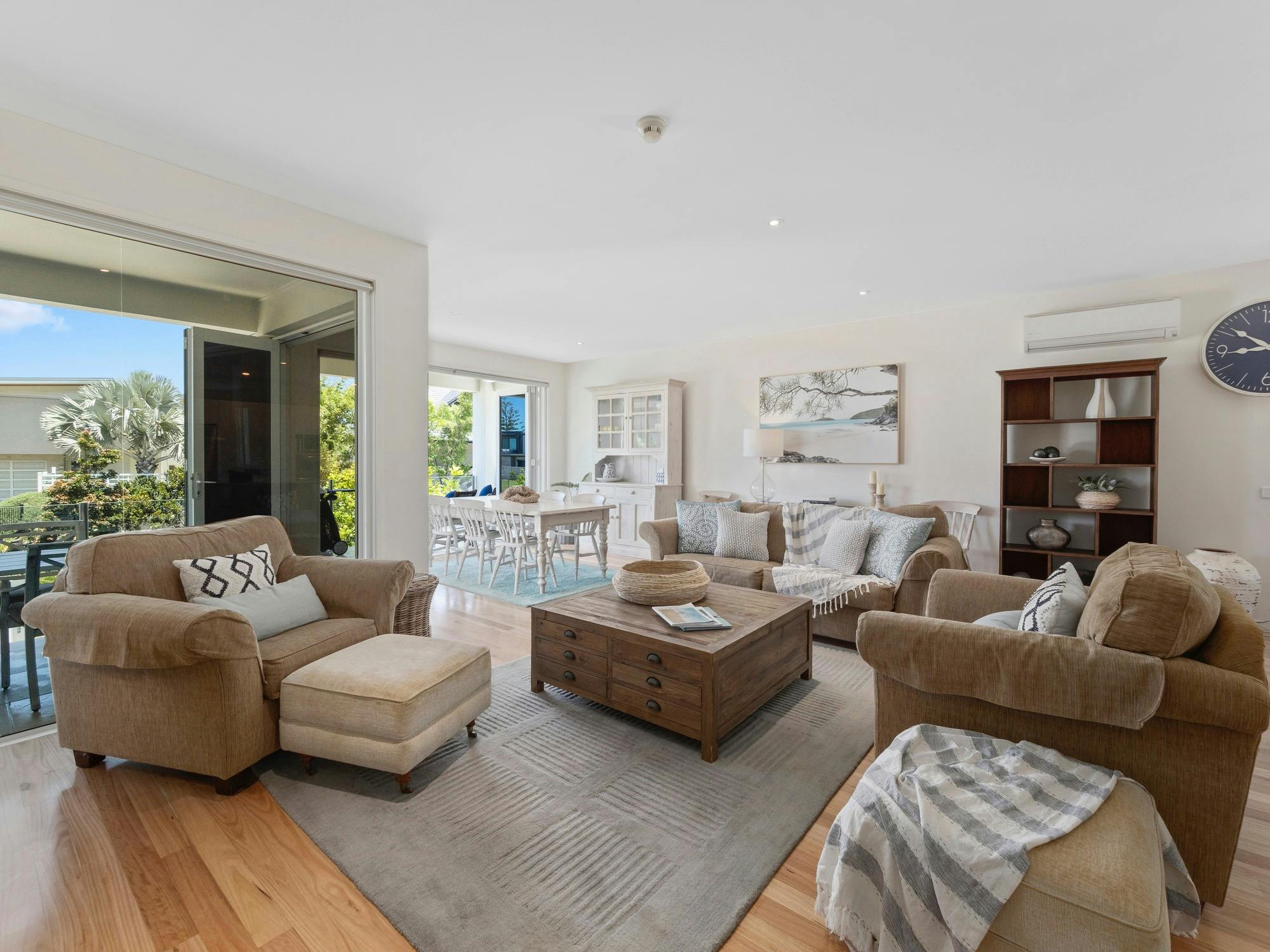 넓은 라운지와 식사 공간