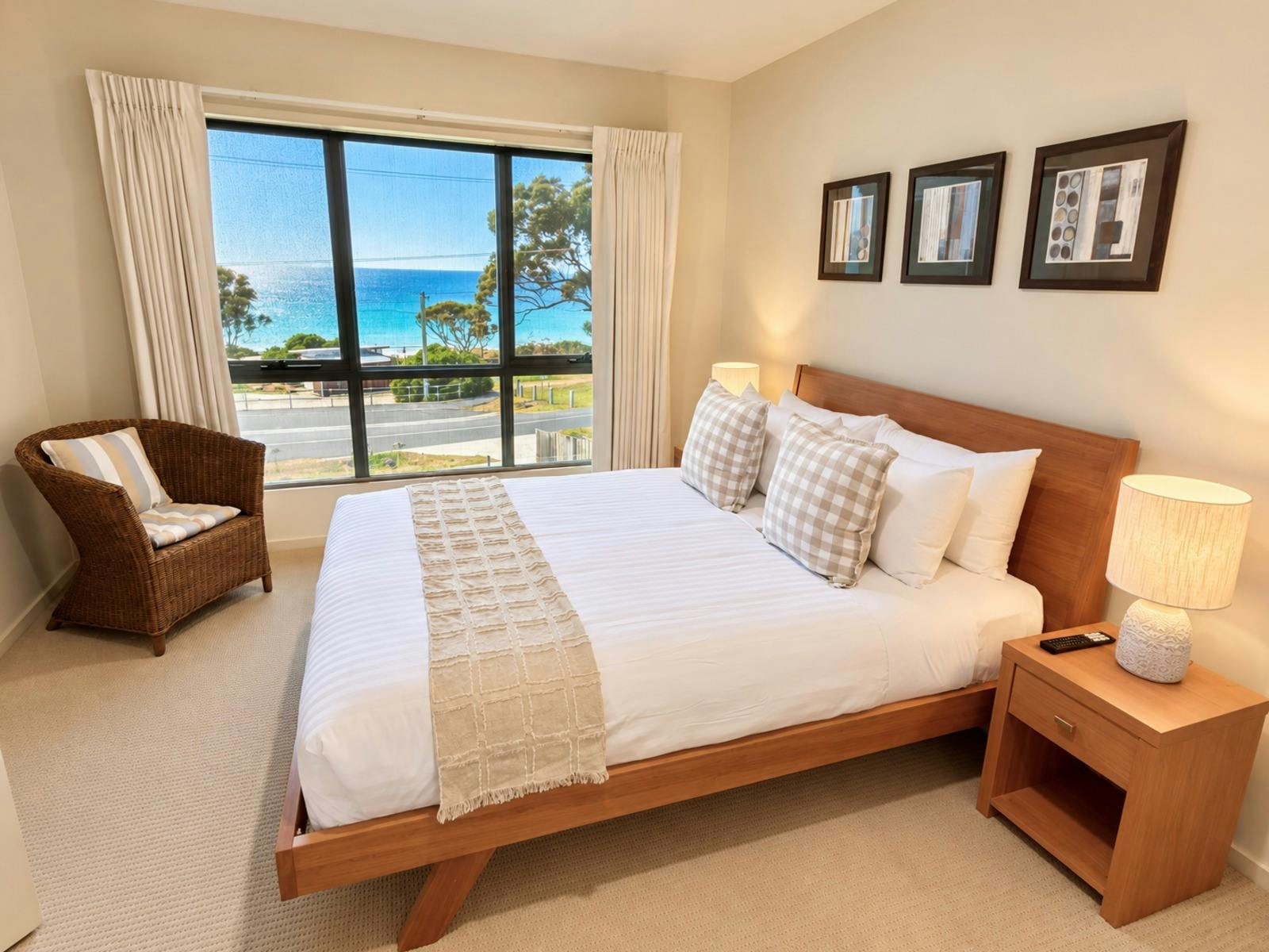 Lichen Villa Bay of Fires - upstairs masterbedroom