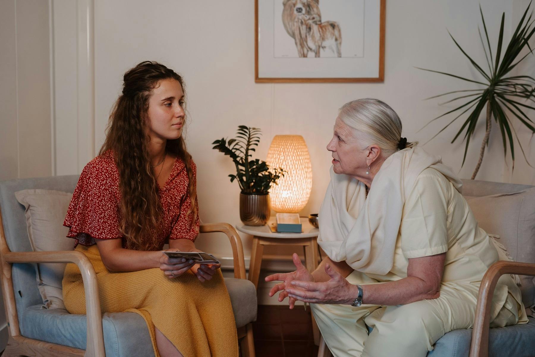 편안한 방에 앉아 웰빙 상담사와 이야기를 나누고 있는 고객