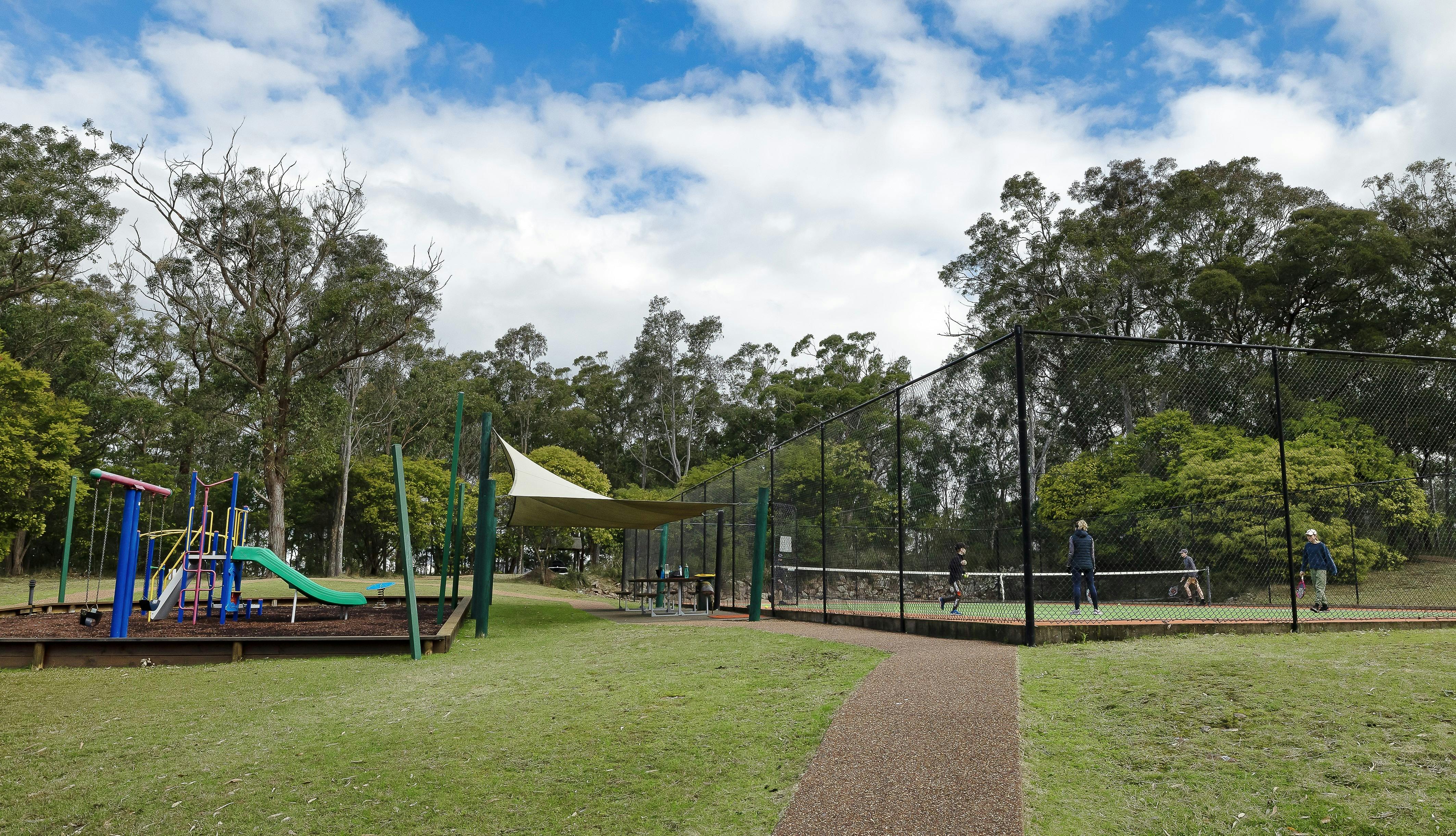 테니스장 및 운동장 전경