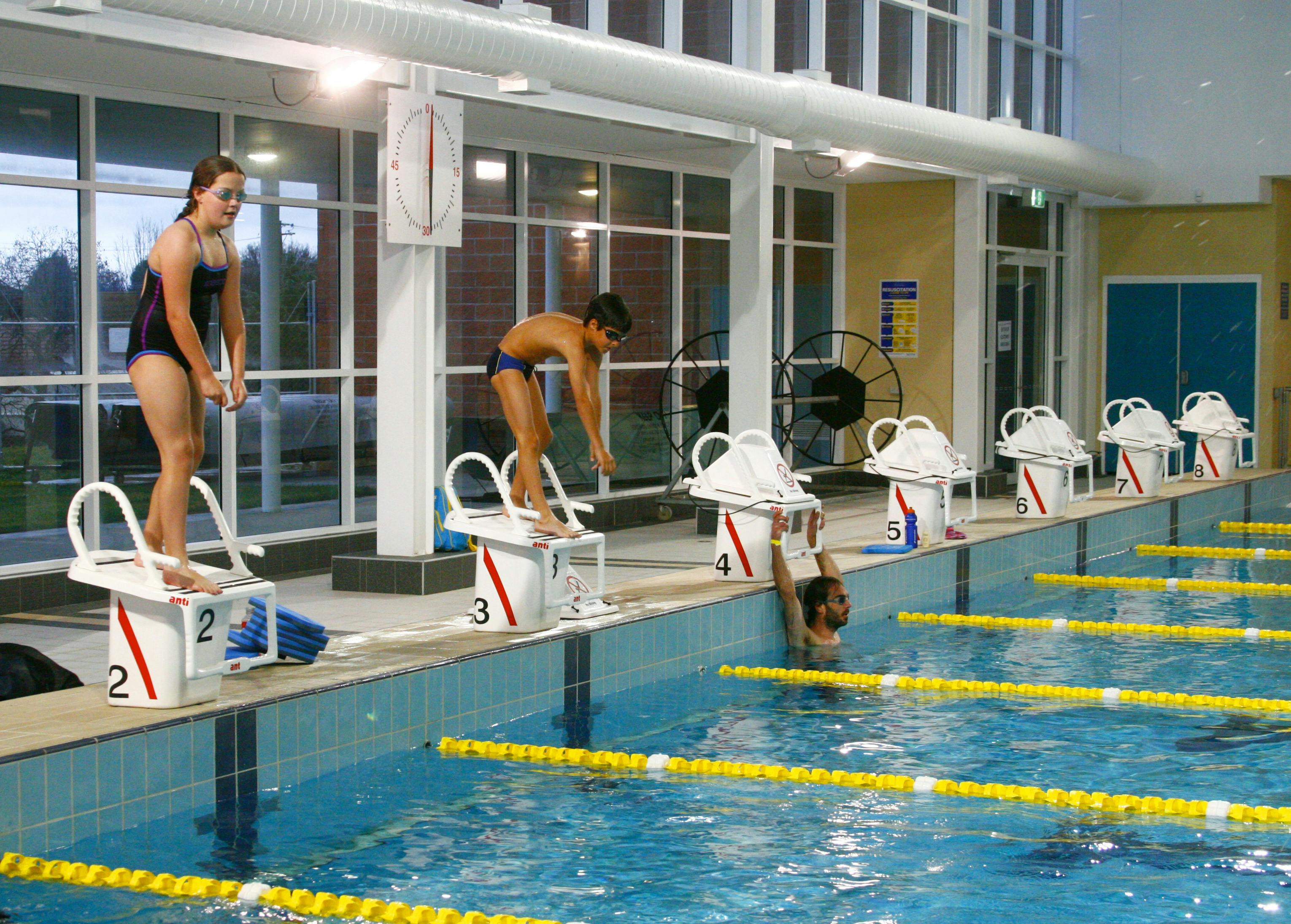 diving blocks, women diving, black swimsuits