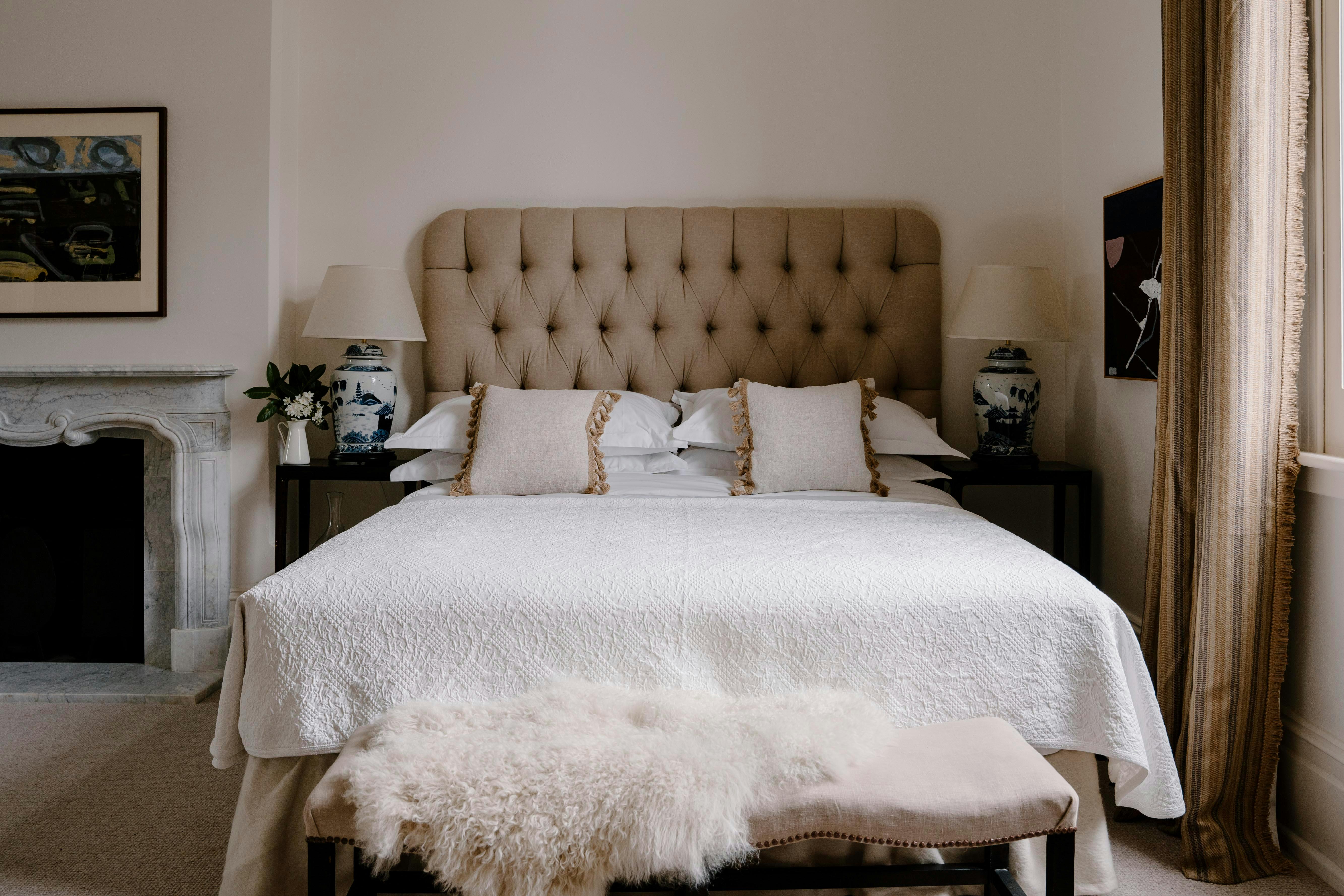 킹 사이즈 침대와 마블 욕실이 있는 모스 스위트룸입니다.