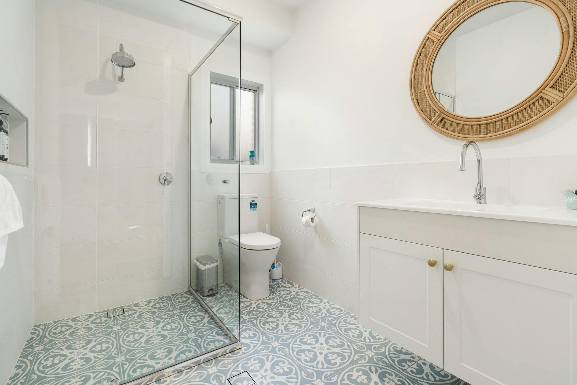 샤워기 화장실 세면대가 있는 욕실