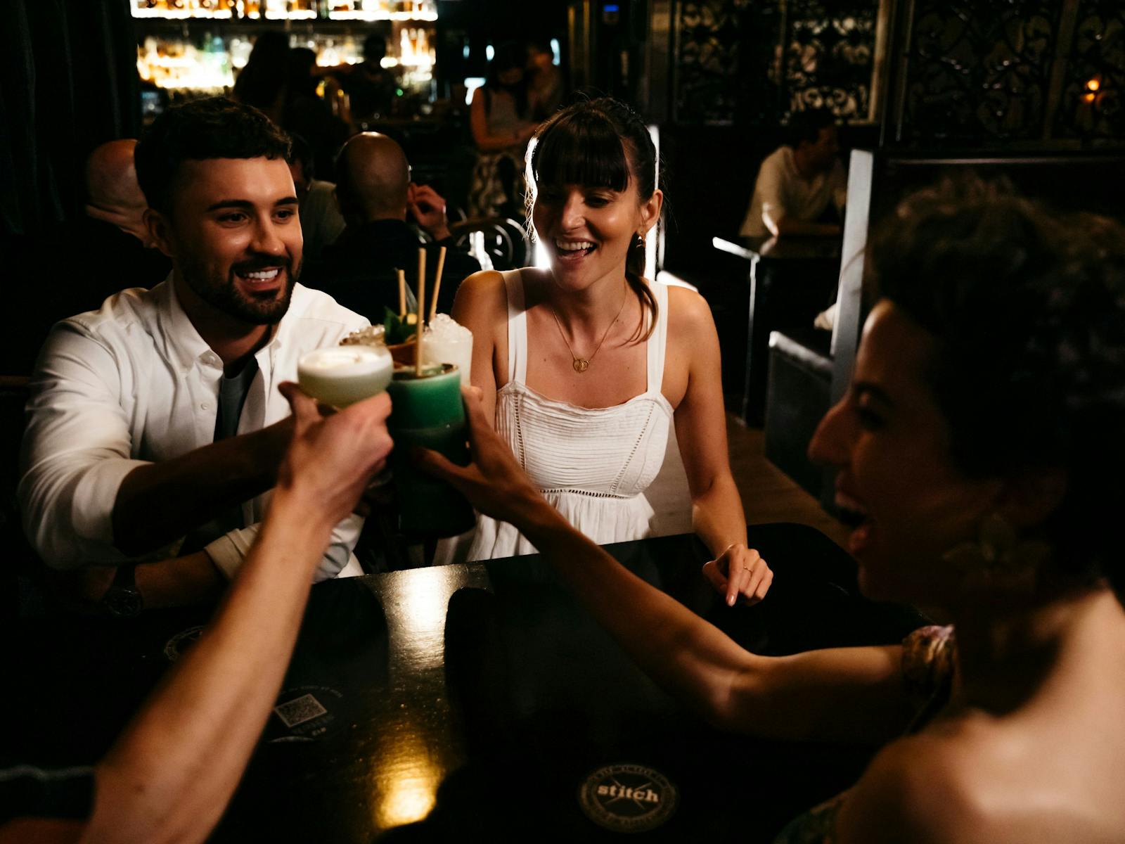 시드니 CBD의 Stitch Bar Buenas Noches Long Lunch 이벤트에서 칵테일을 즐기는 손님들