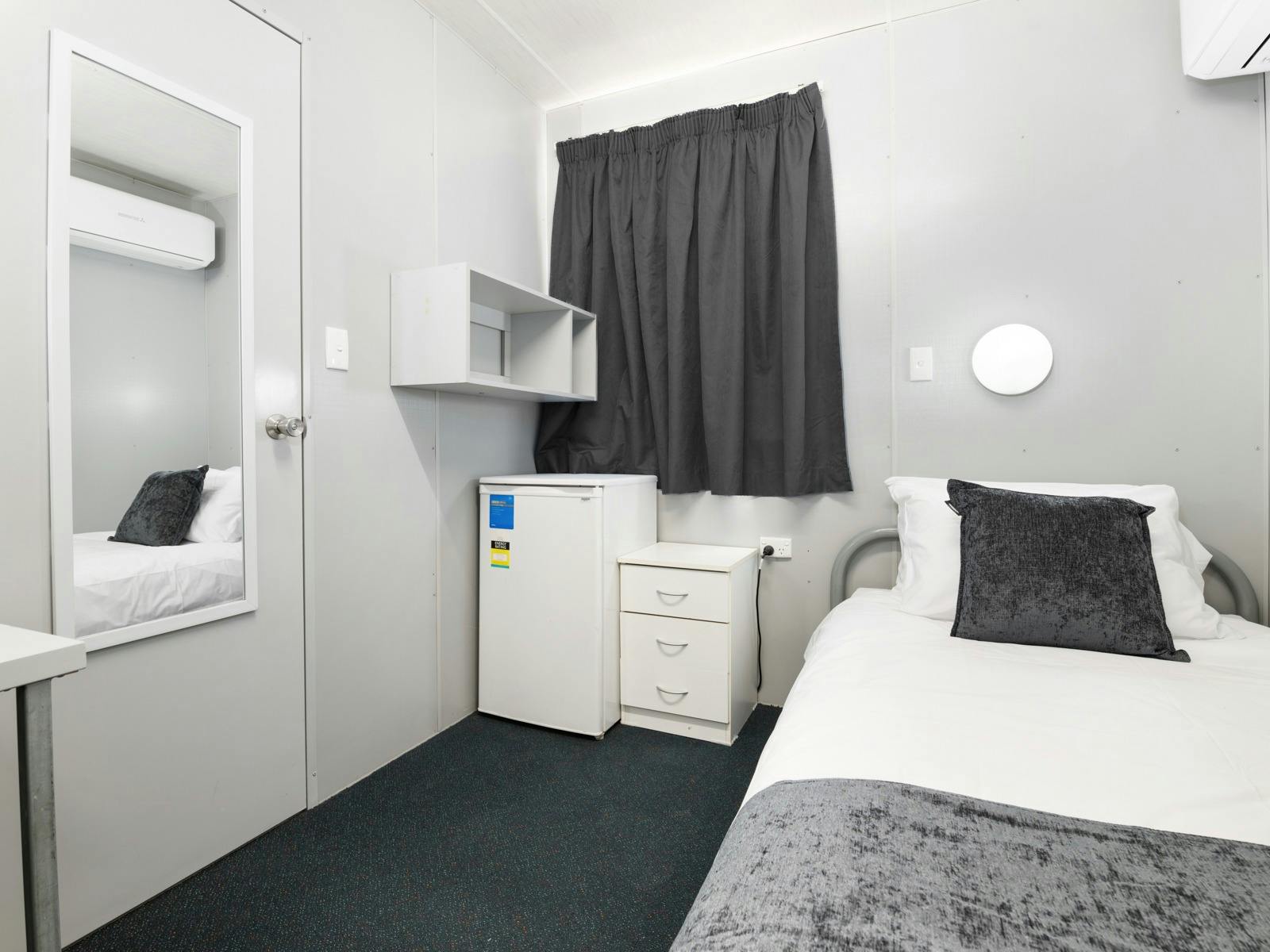 4 x 리버뷰 킹 싱글룸 - 각 객실에는 킹 싱글룸 실내 욕실 바 냉장고가 포함되어 있습니다.