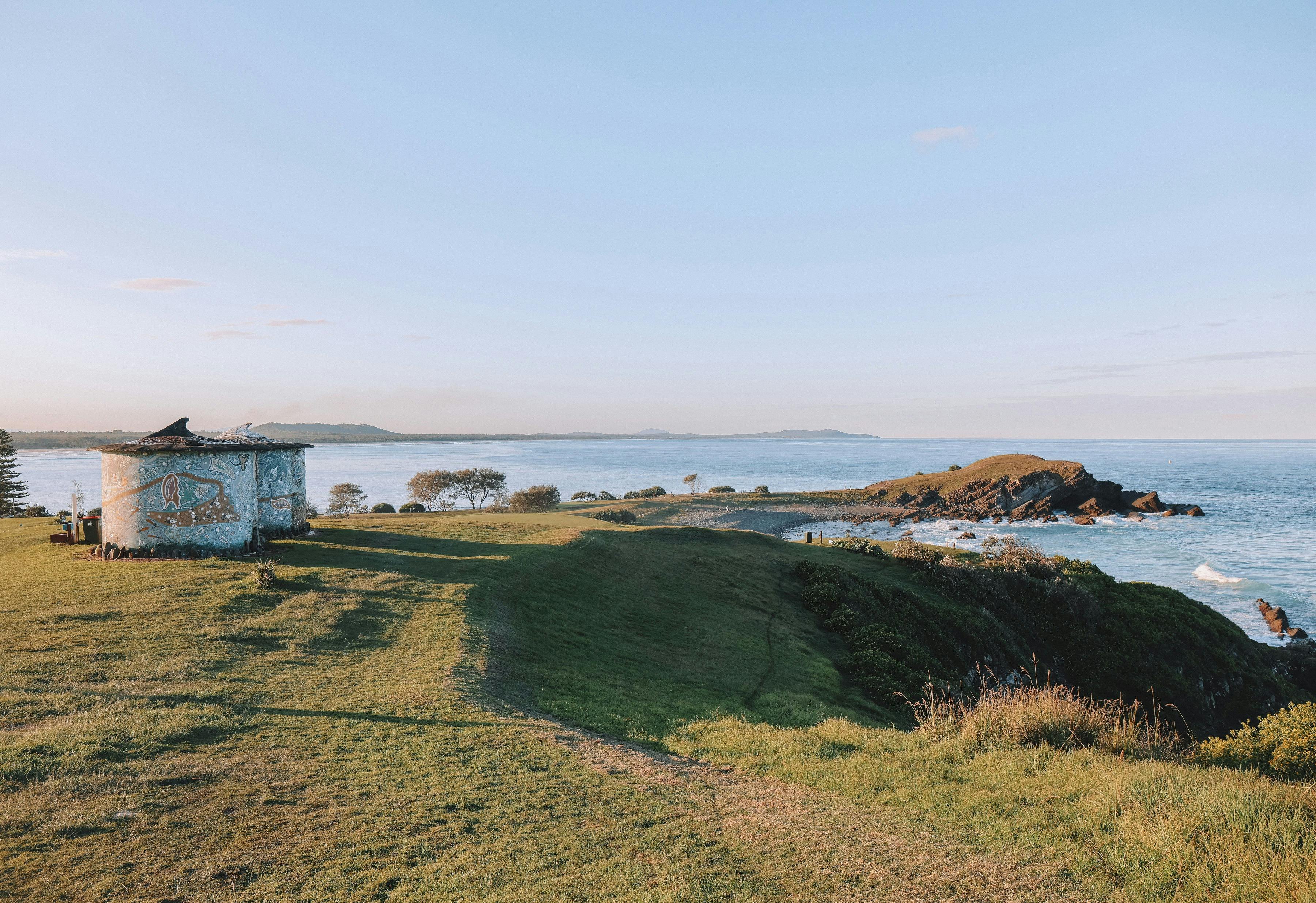 マクレイバレーコーストアートトレイル、ニューサウスウェールズ州ミッドノースコースト、ミルトンバッジ、クレセントヘッドを訪問