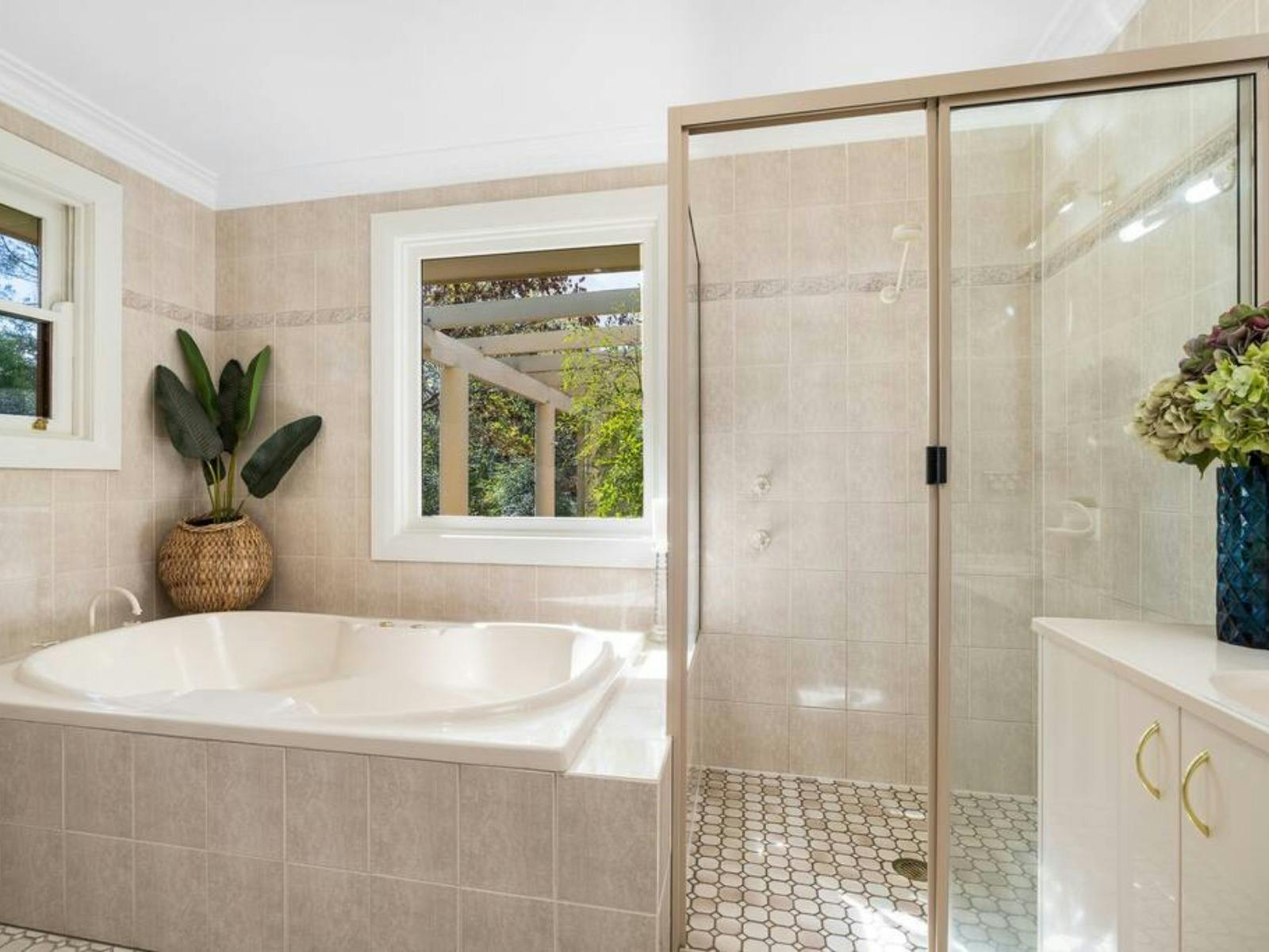 욕조와 샤워 시설이 있는 욕실