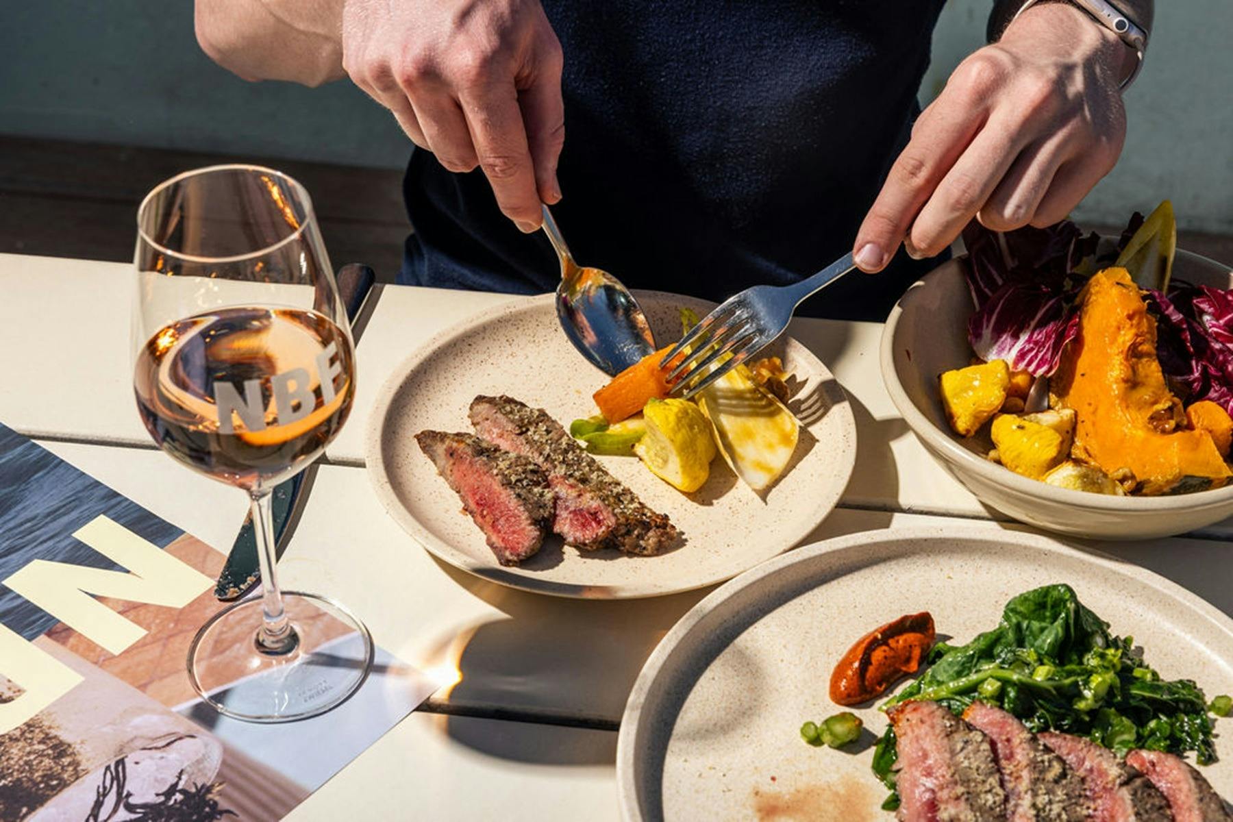 접시에 있는 음식을 자르는 사람