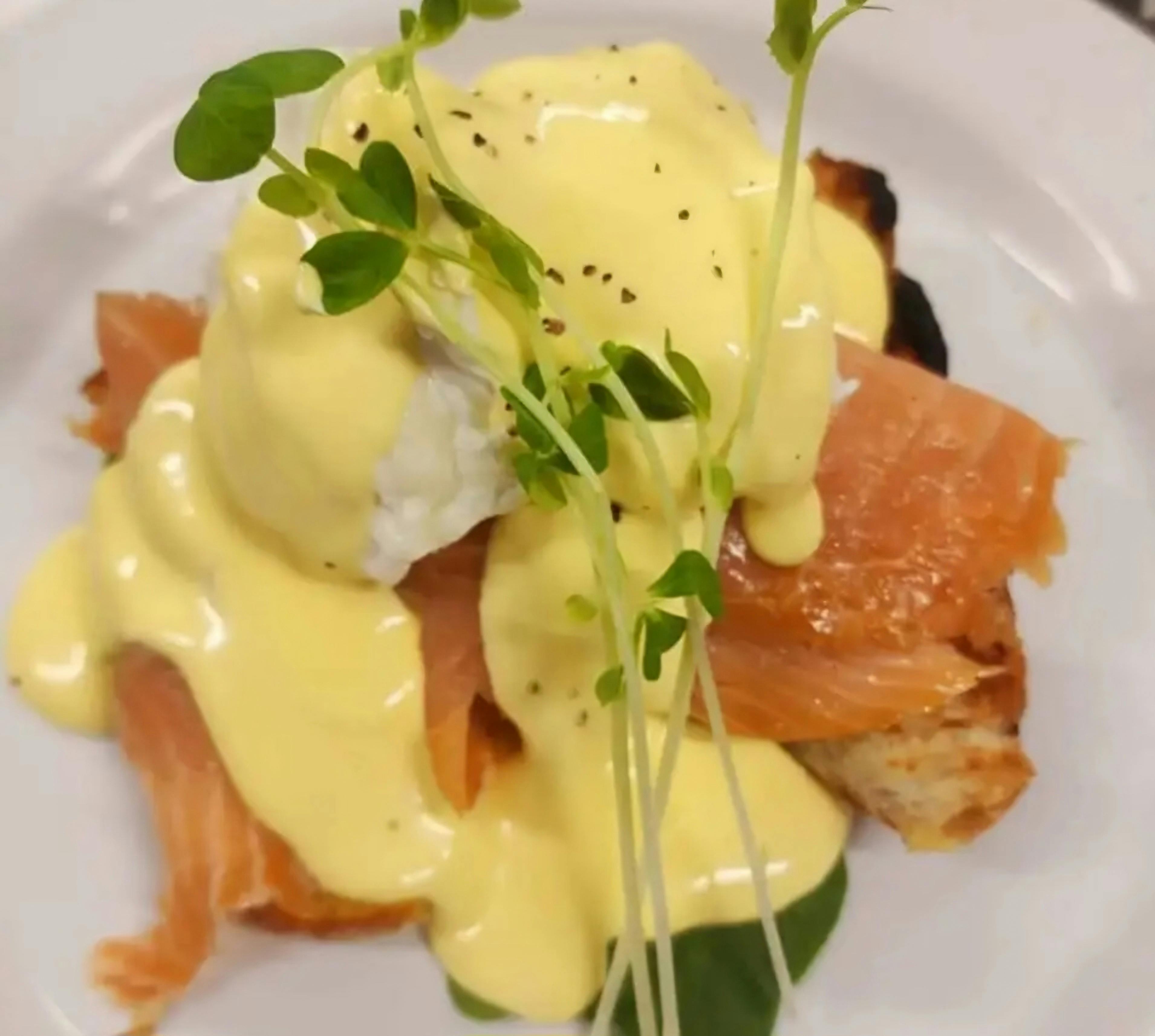 荷包蛋 煙燻鮭魚 酪梨與荷蘭醬