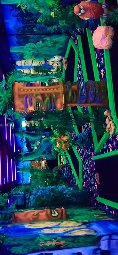 jungle golf - mini golf - glow in the dark mini golf