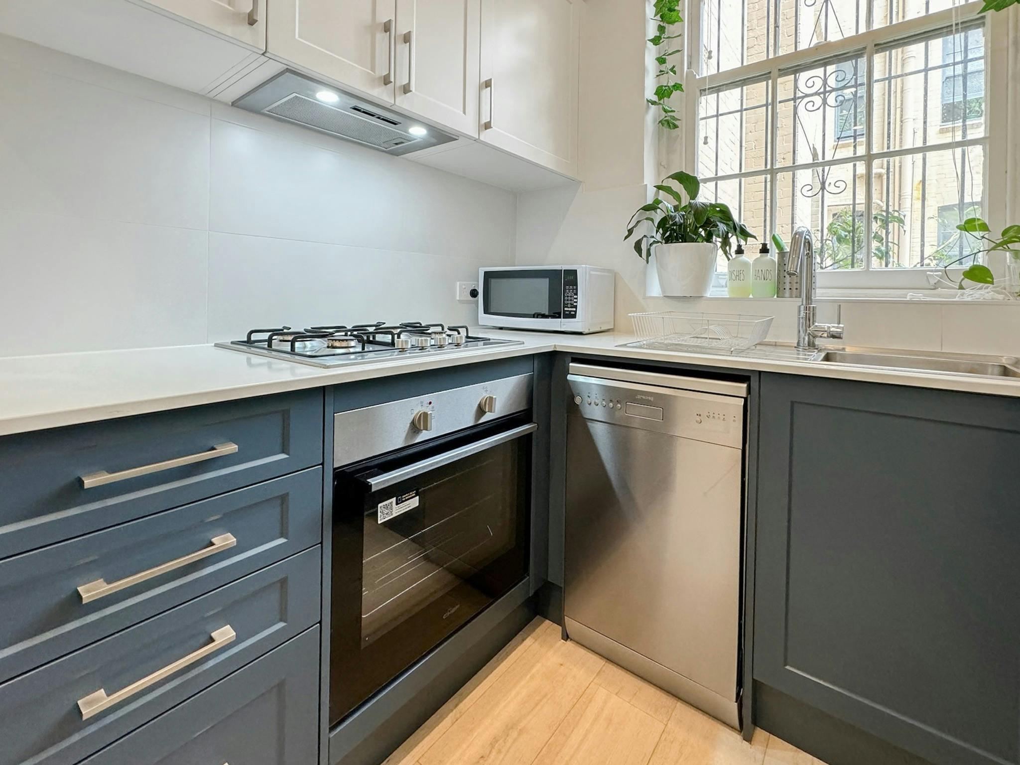 廚房用具包括烤箱、微波爐和洗碗機。