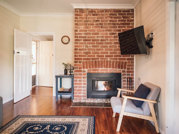 Beautiful indoor fireplace, digital flatscreen Tv and WiFI