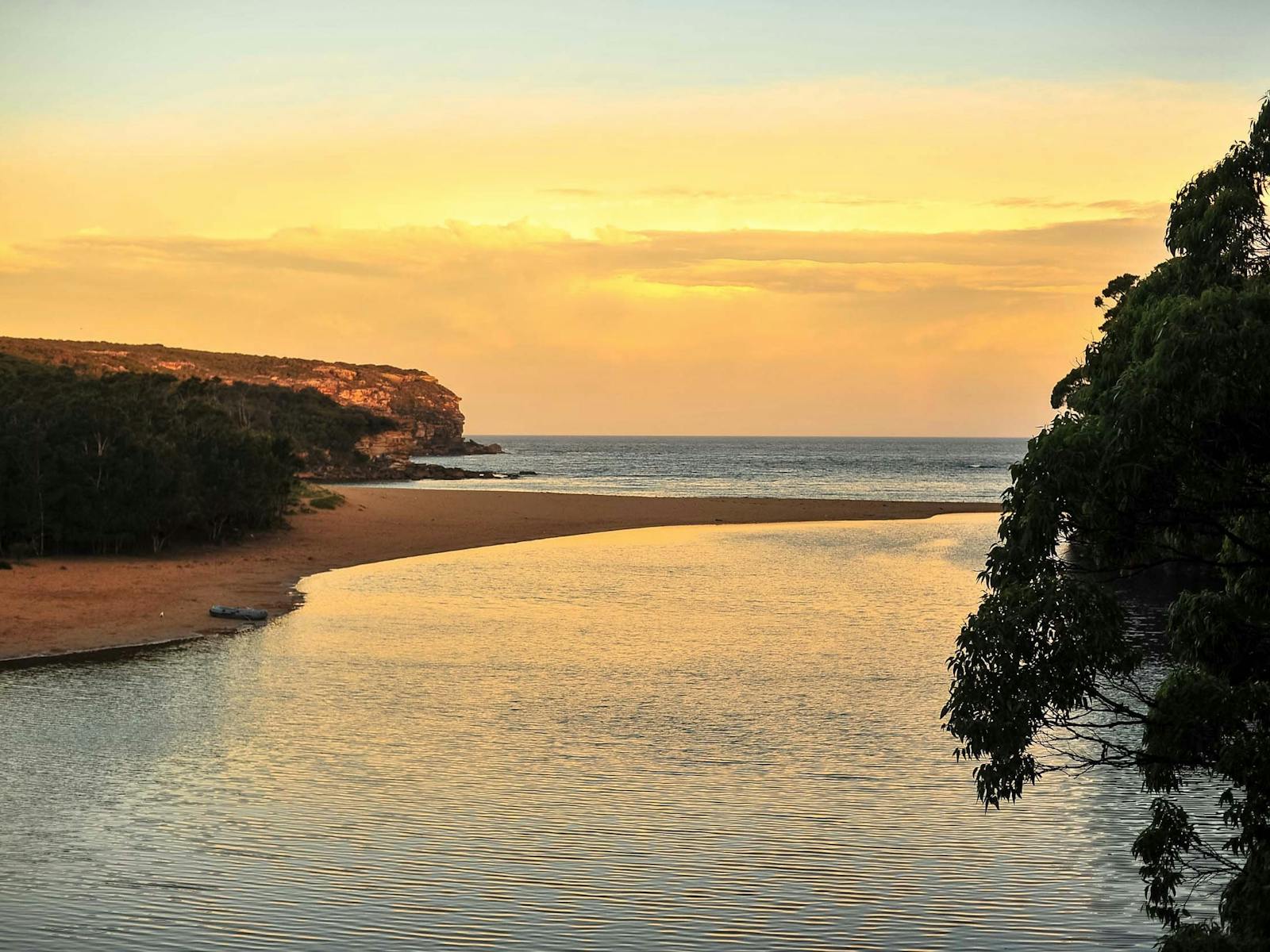ロイヤル国立公園のワッタモラビーチの日の出