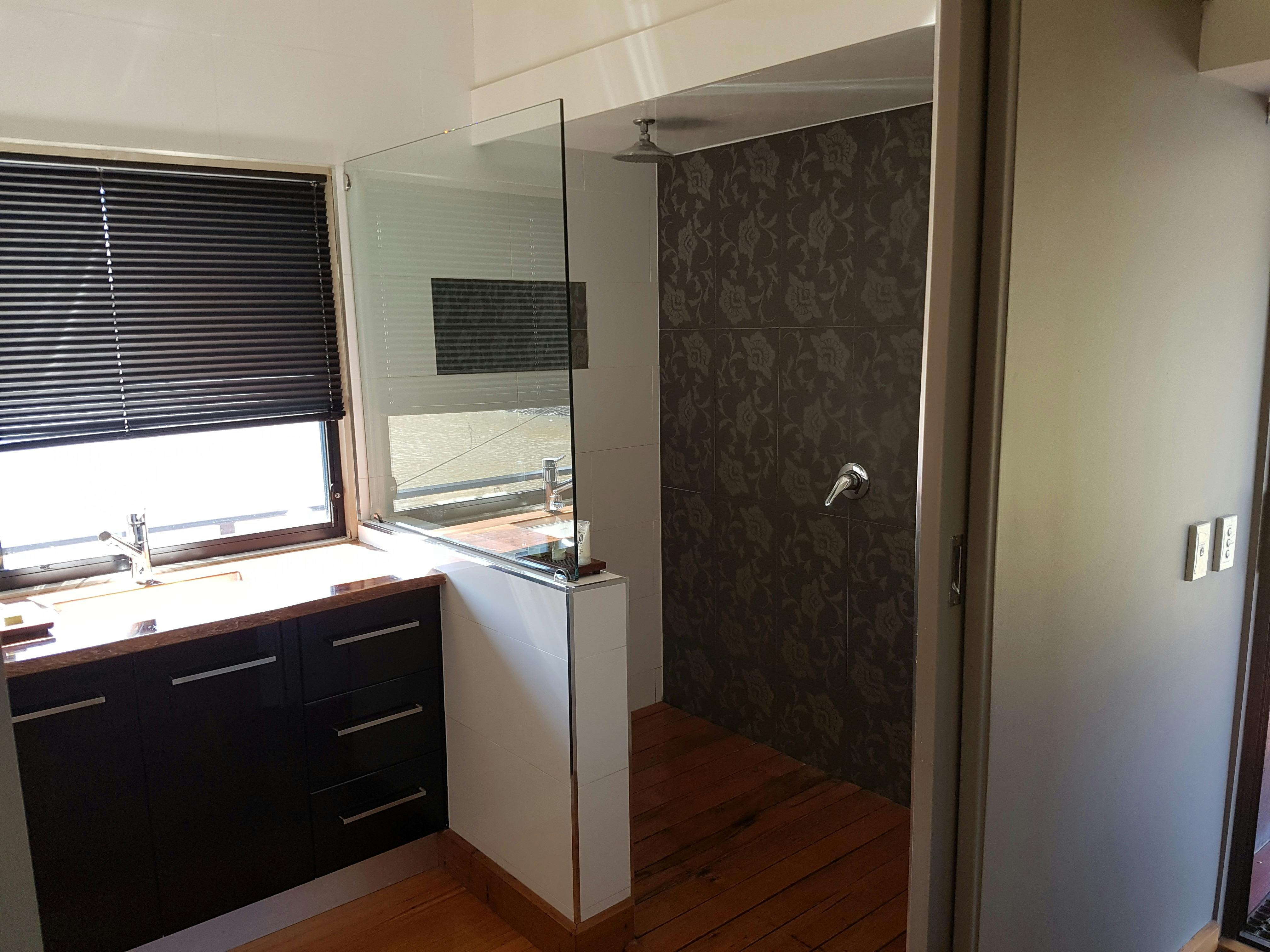 Houseboat For Two shower walkin