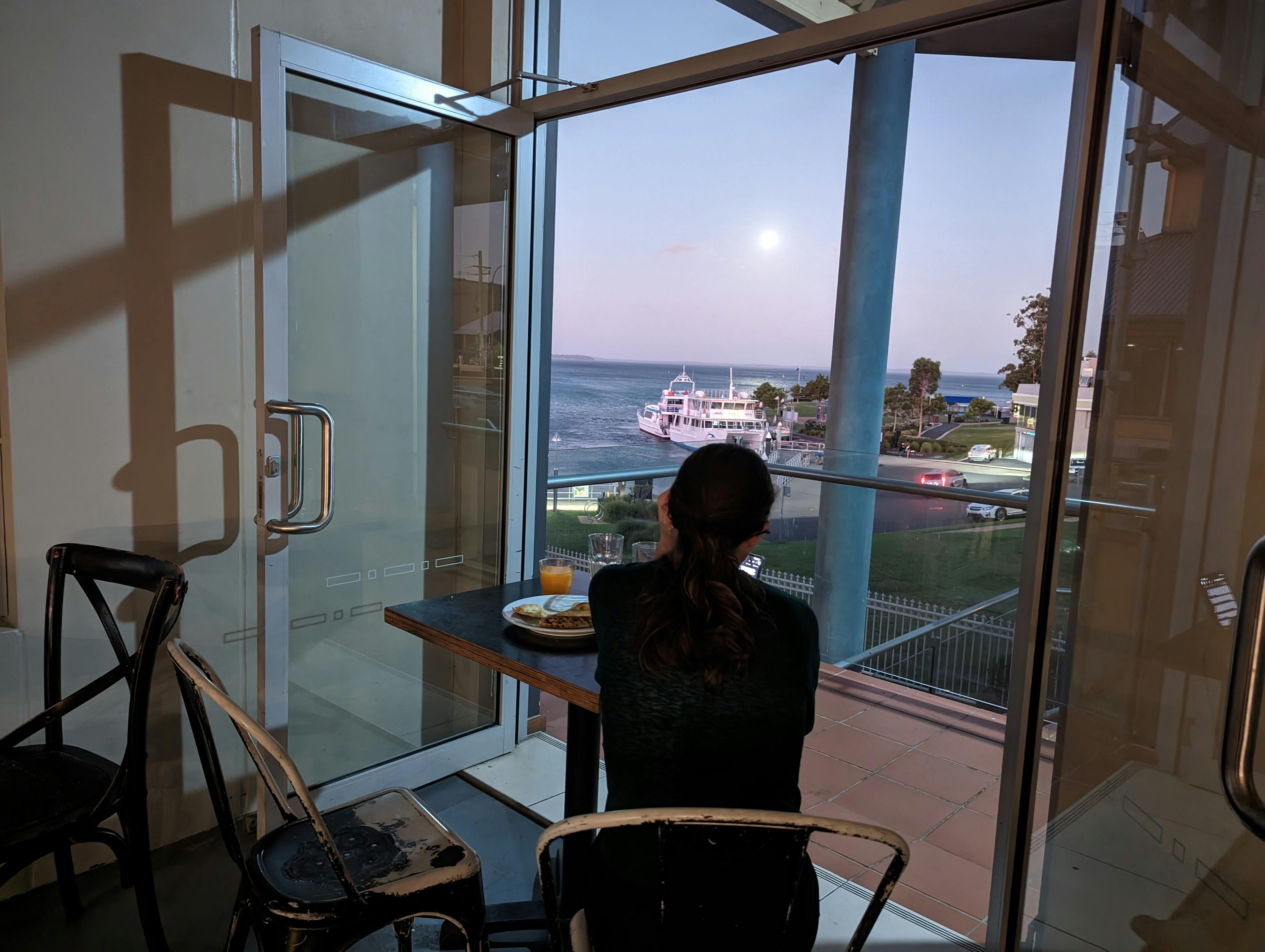 週三至週六晚上營業