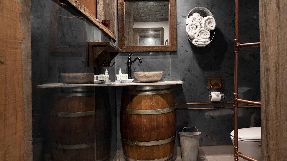 The Staging Post, Longreach. The Stables room bathroom with quirky fixtures and fittings