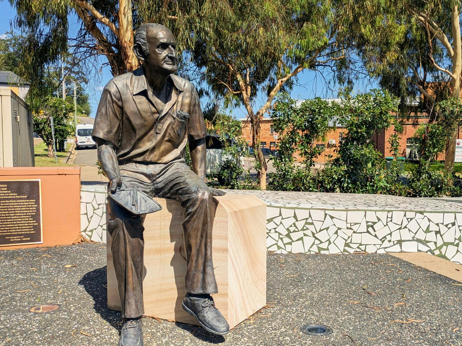 リンダ・クラーフェルドによるマックス・ワッターズのブロンズ彫刻