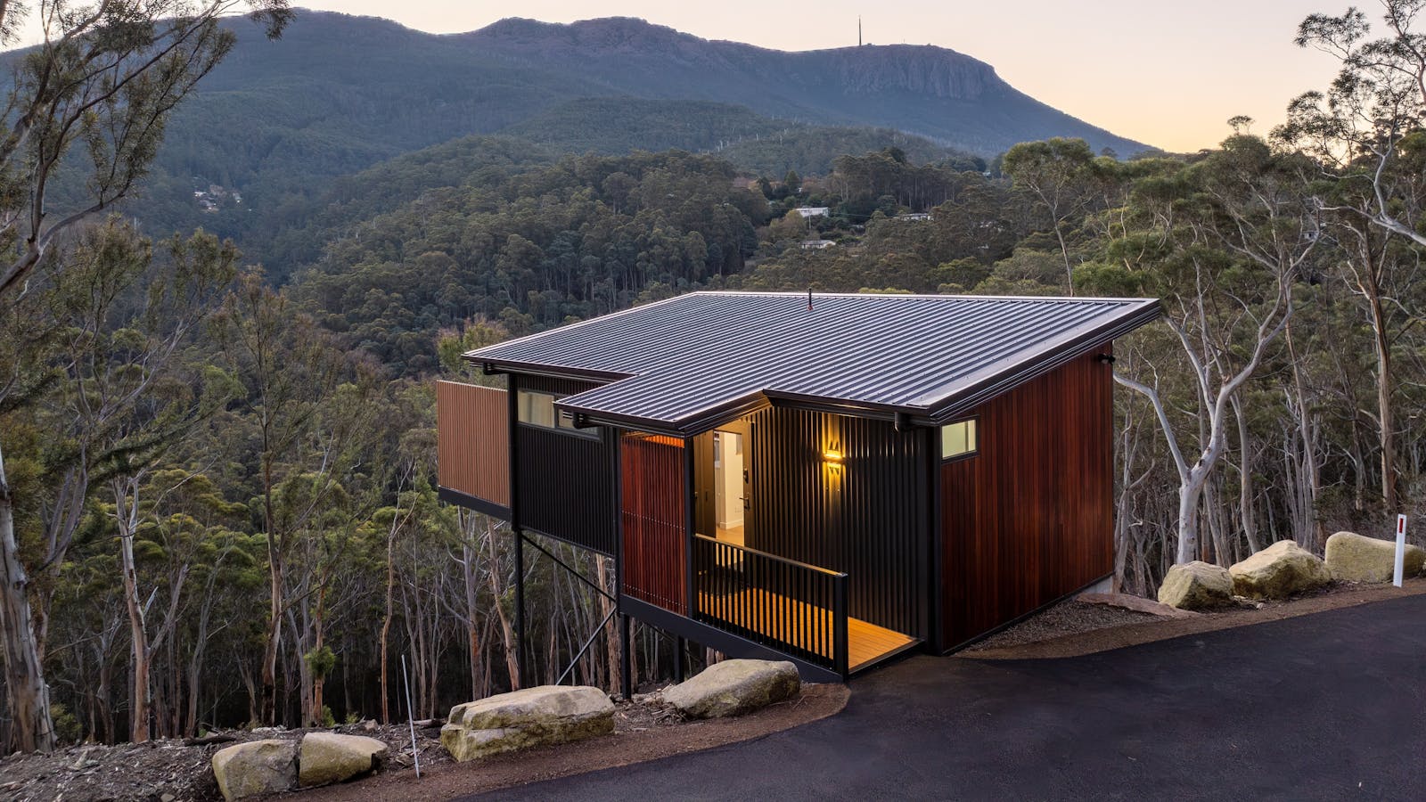 Mosswood Cabin Overlooking kunanyi / Mt Wellington