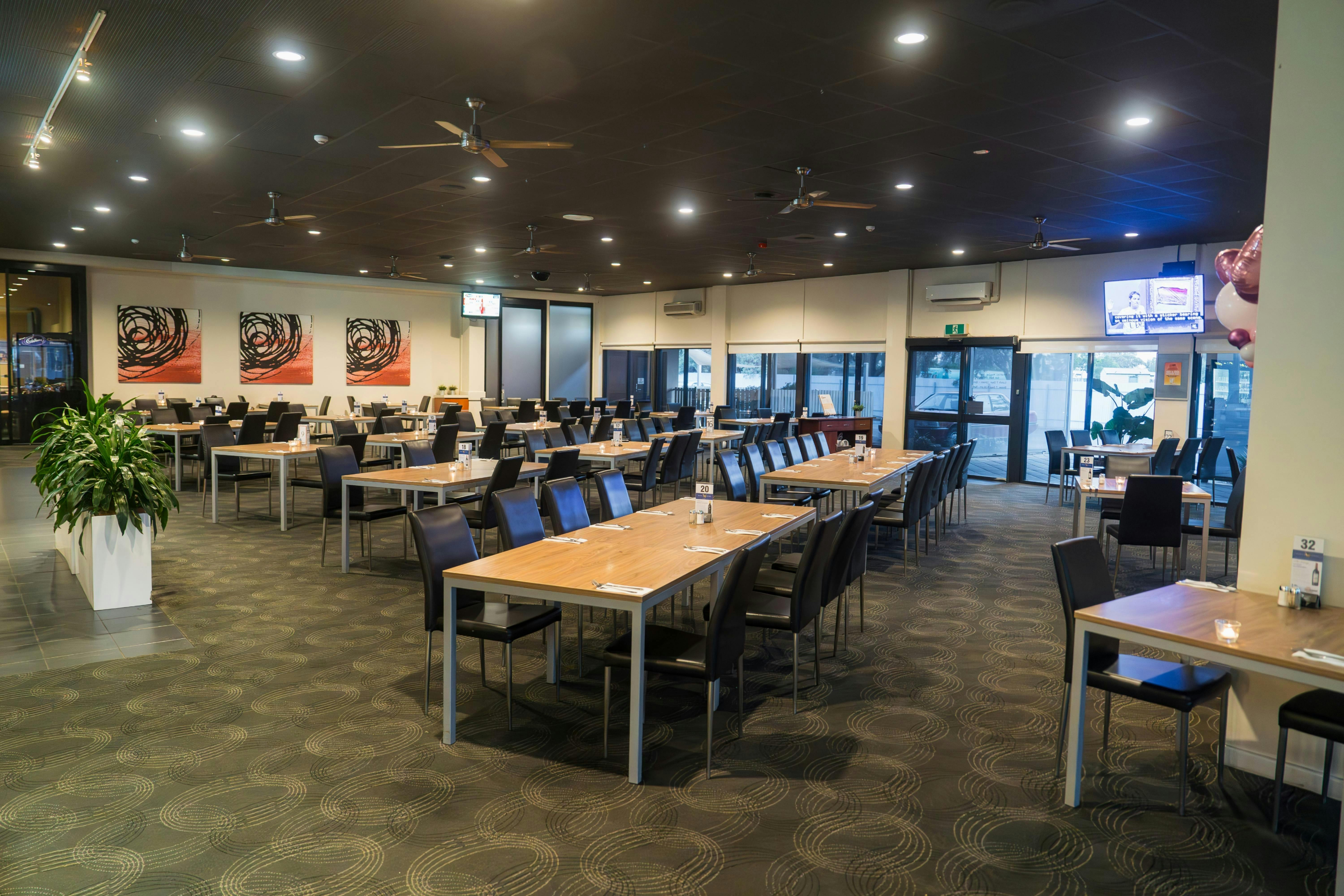 The Sundowner Hotel's bistro is laid-back and welcoming: the perfect spot for a meal and a catch up!