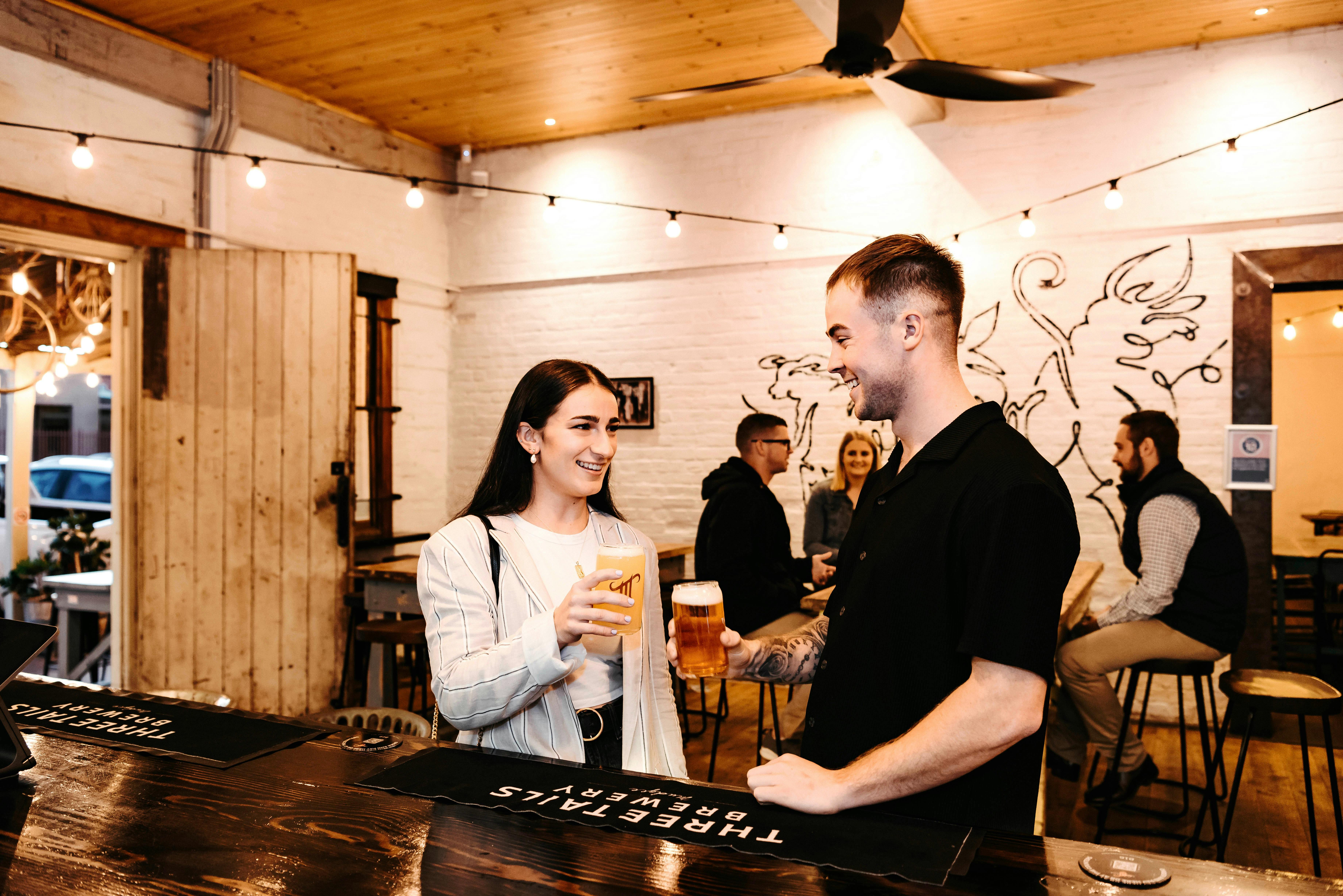 お酒を飲みながら談笑する男女