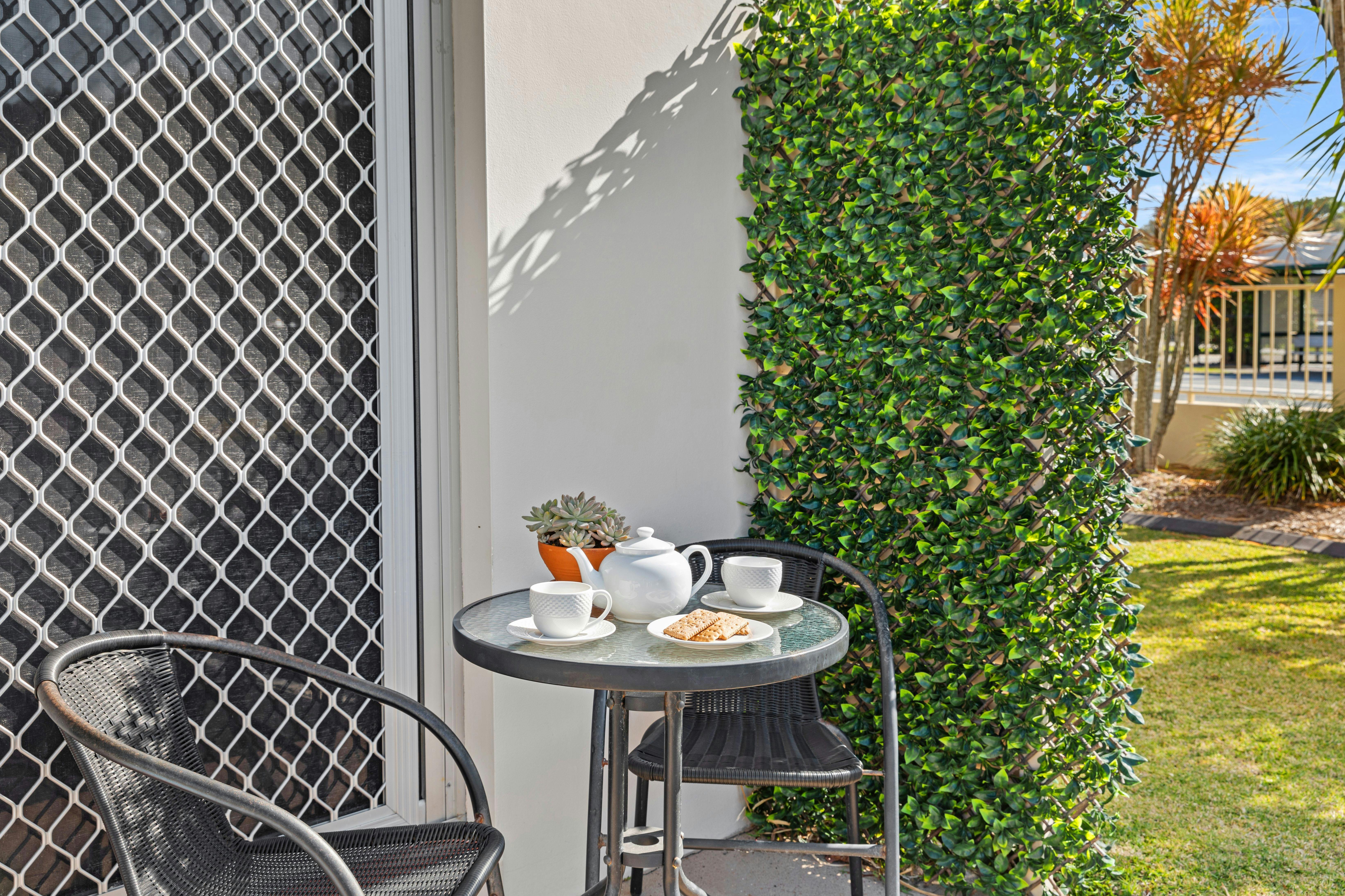 Motel Room - 1 Queen Bed