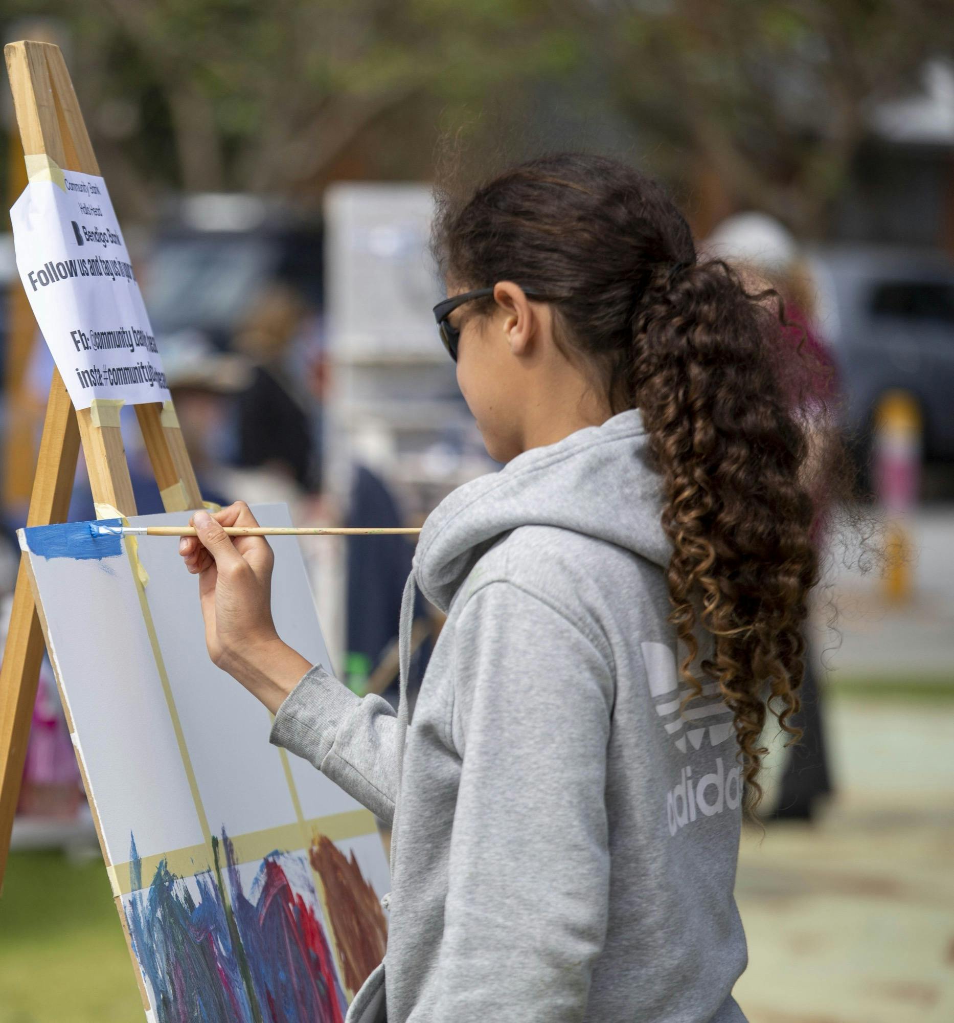 Girl painting on easel outdoors at Plein Air Down Under